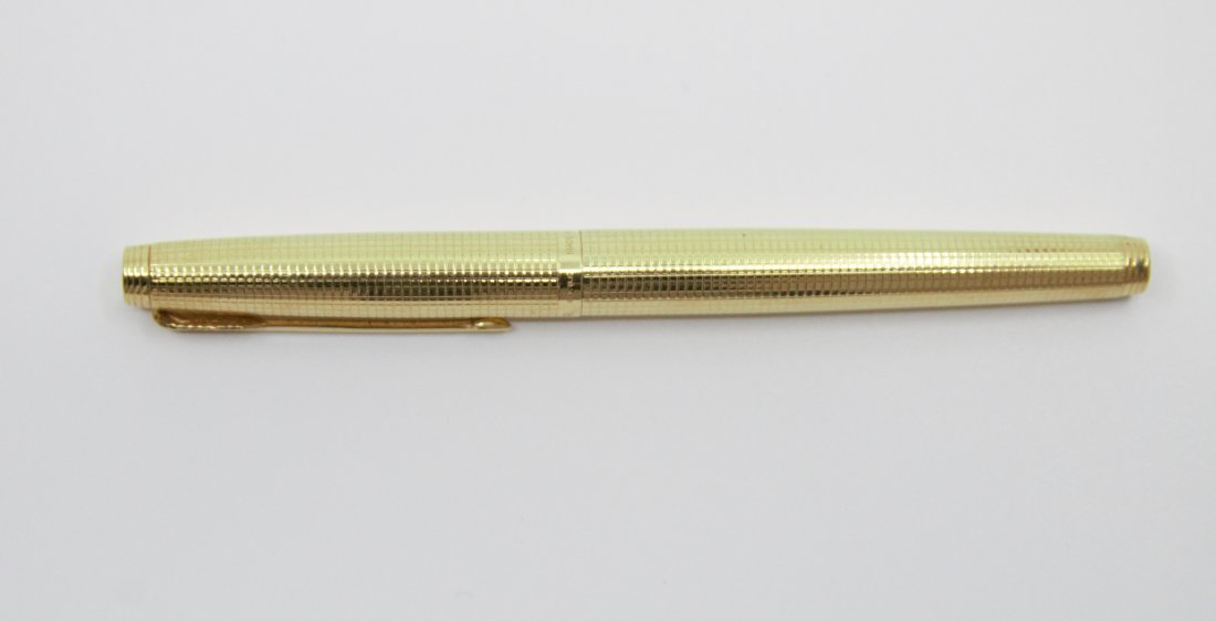 Parker 14K Gold filled Fountain Pen: Crayon Ã plume fontaine Parker plaquÃ© or 14 Kt, avec Ã§a plume en or 14 Kt Parker 14 Kt Gold Filled fountain pen, with the nib in 14 kt gold