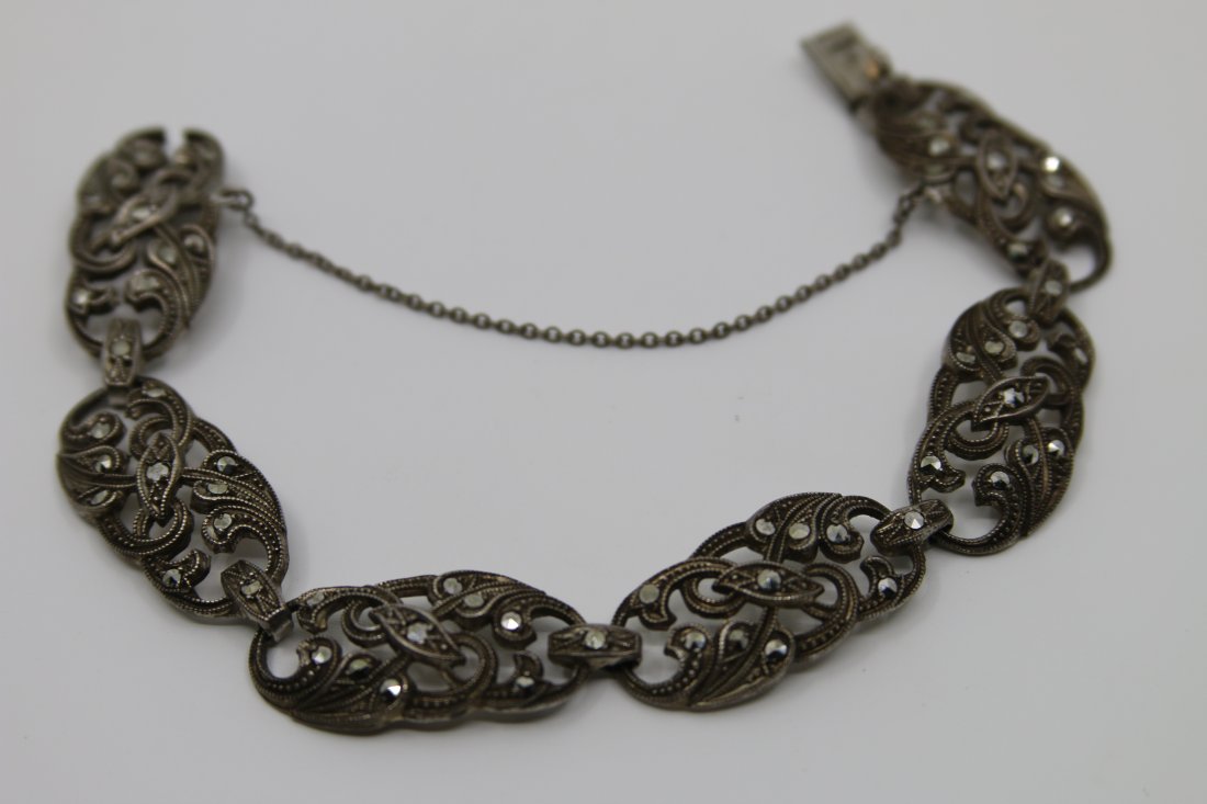 Antique Sterling silver Bracelet with Marcasites: Bracelet en argent sterling avec marcasites Circa 1920 Circa 1920 sterling silver bracelet with marcasites