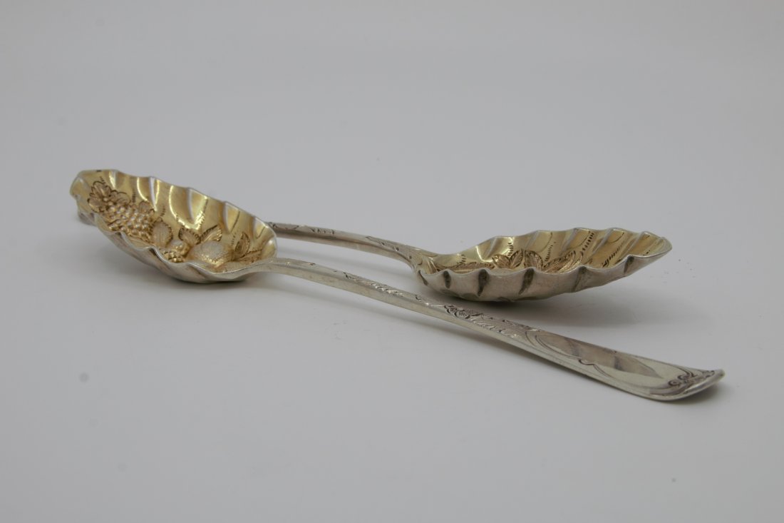 Charles Stuart Harris, Act. 1853-1904, 2 fancy spoons: Charles Stuart Harris, Act. 1853-1904, Set of 2 victorian sterling silver spoons (1897) London, Great-Britain Ensemble de 2 cuillÃ¨res en argent sterling victorienne, finement ciselÃ©e, poinÃ§on