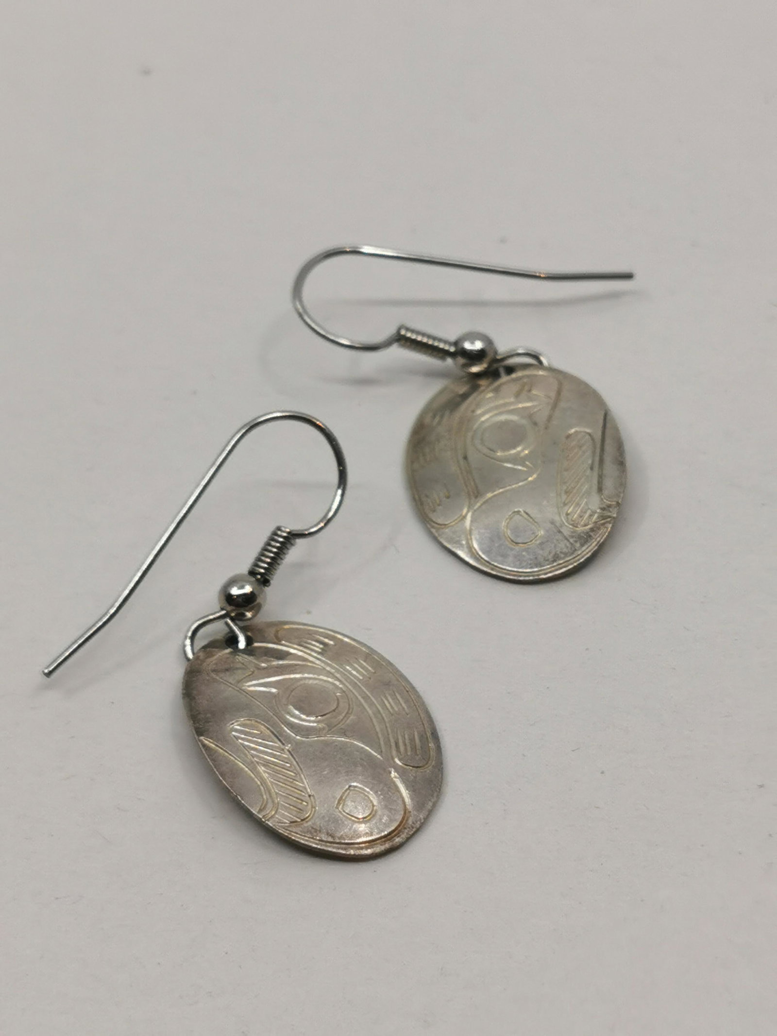 Haida, John Lancaster, Sterling silver Raven earrings: Artist: John Lancaster (1960- ) Canada, BC Title: Raven, Sterling silver earrings Description (FR): Boucles d'oreilles en argent sterling, representant le corbeau mythique, signees au dos JL Descripti