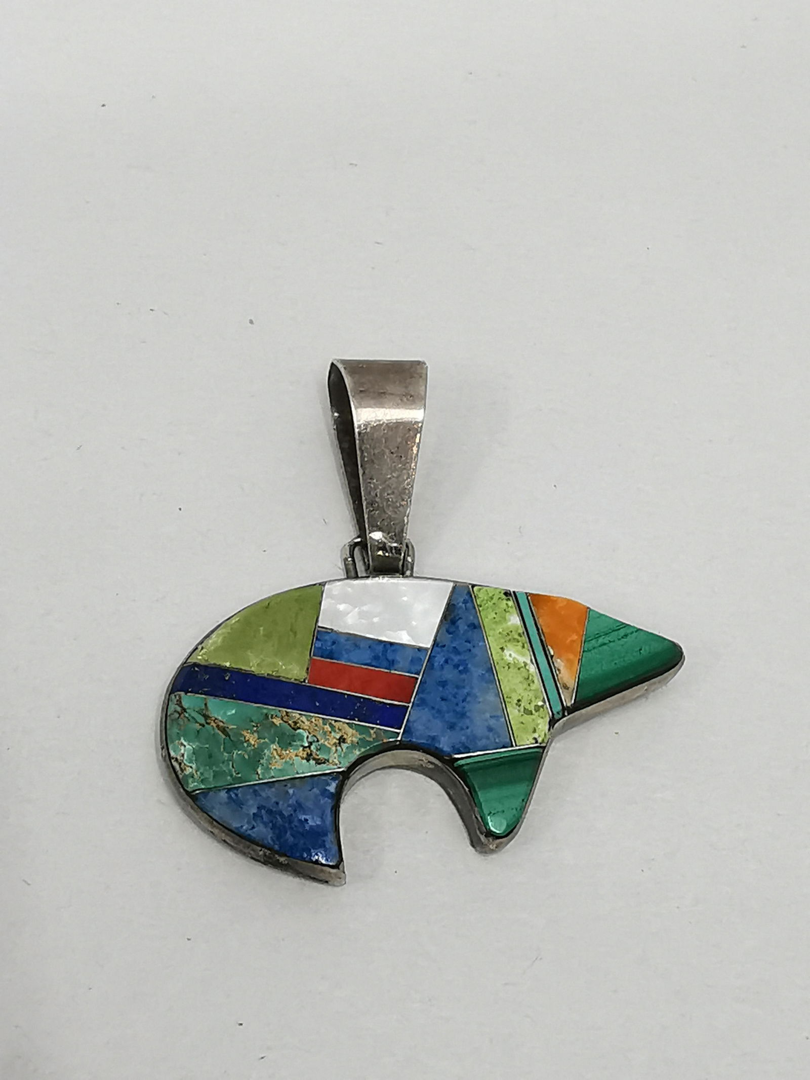 Navajo, Pete Sanchez (Isleta), Bear Sterling and stones: Artist: Pete Sanchez (Isleta) (XX) USA Title: Bear, Sterling silver and stones pendant Description (FR): Pendentif en argent sterling, comprenant malachite, nacre de perles, lapis lazuli et autre pier