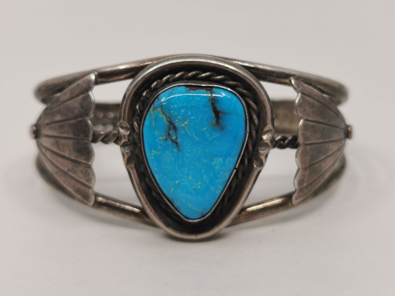 Navajo, Frank Sandoval, Sterling silver cuff bracelet: Artist: Frank Sandoval (XX) USA Title: Sterling silver cuff bracelet with turquoise (C. 1970) Description (FR): Bracelet en argent sterling et turquoise Navajo, signe a l'interieur F. Sandoval Descrip