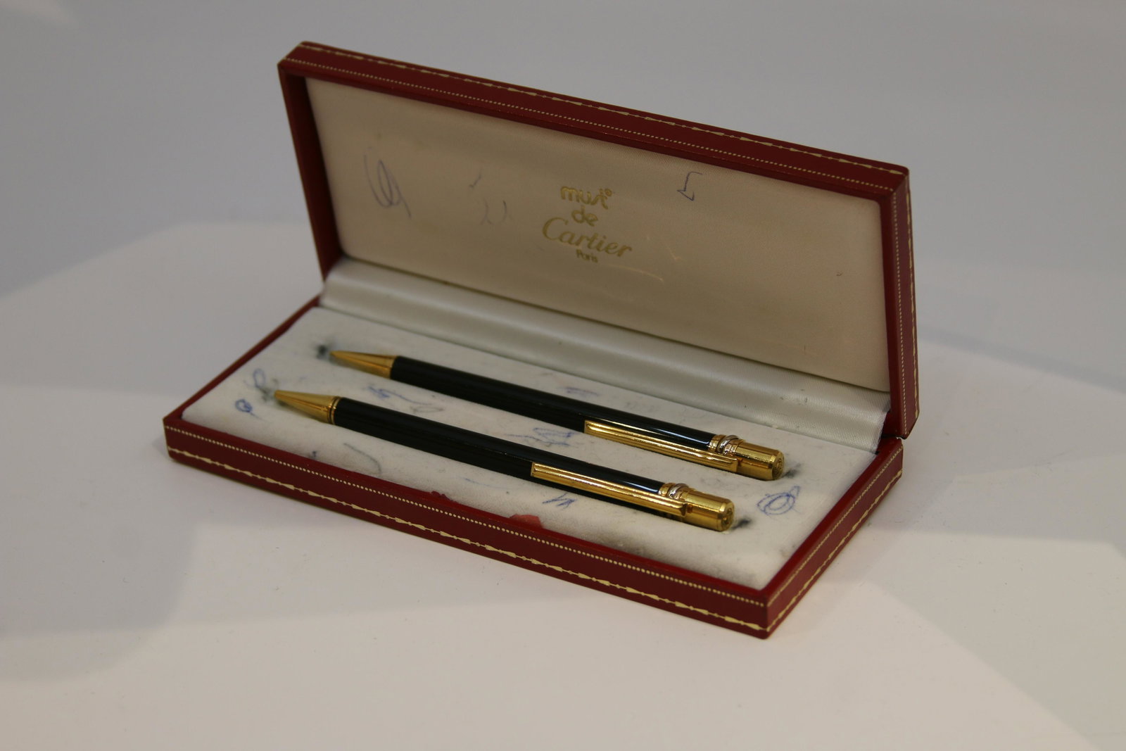 Set of 2 Cartier Pencils in its original Box: Title: Set of 2 Cartier Pencils in its original Box Description (FR): Ensemble de 2 crayons Cartier dans sa boite d'origine Description (ENG): Set of 2 Cartier Pencils in its original Box