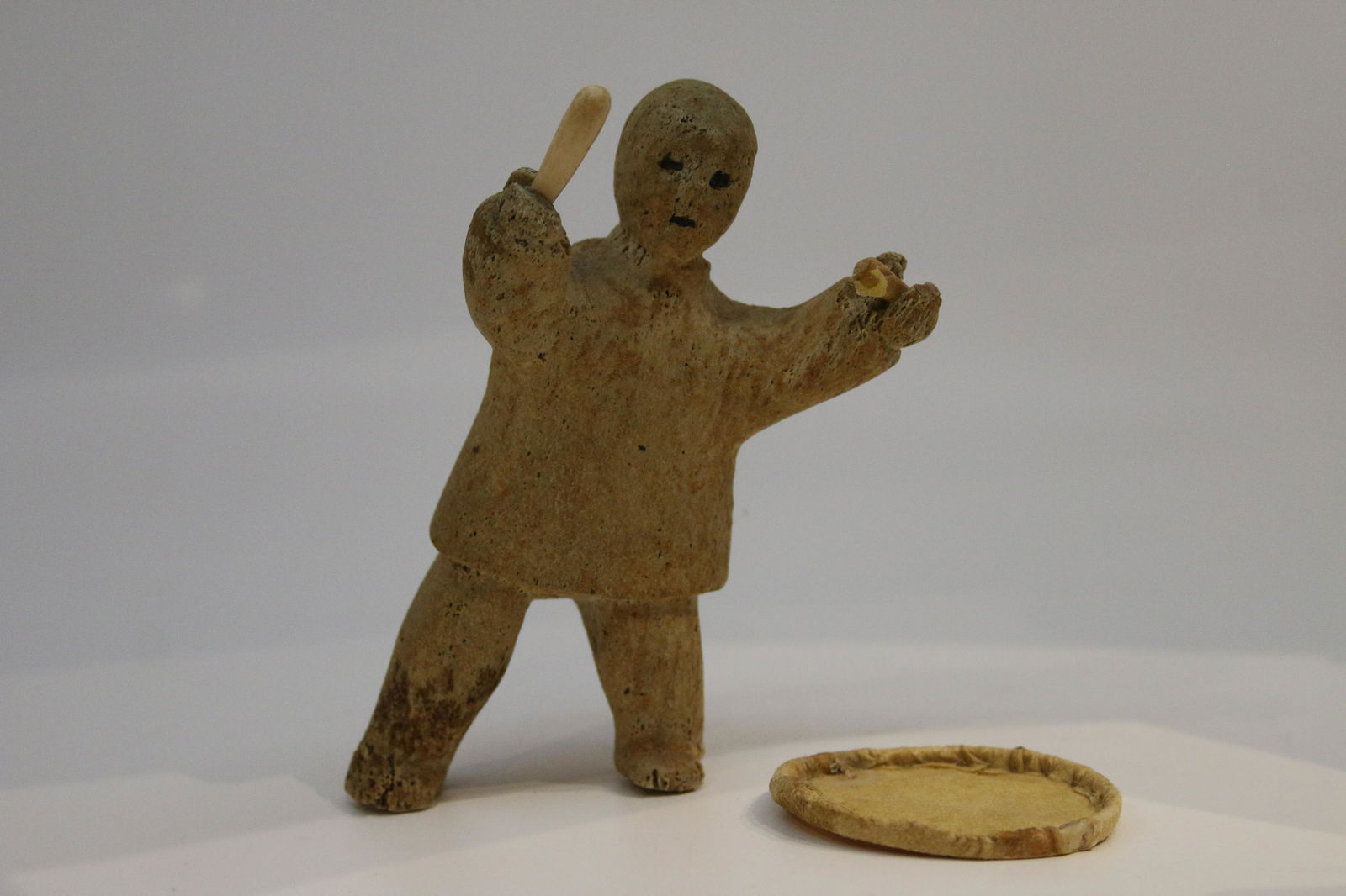 Inuit School (XX) drum man (C. 1950): Artist: Inuit School (XX) Title: drum man (C. 1950) Description (FR): Sculpture en os, signee en syllabique en dessous Description (ENG): Bone sculpture, signed in syllabic underneath Dimension (PO):