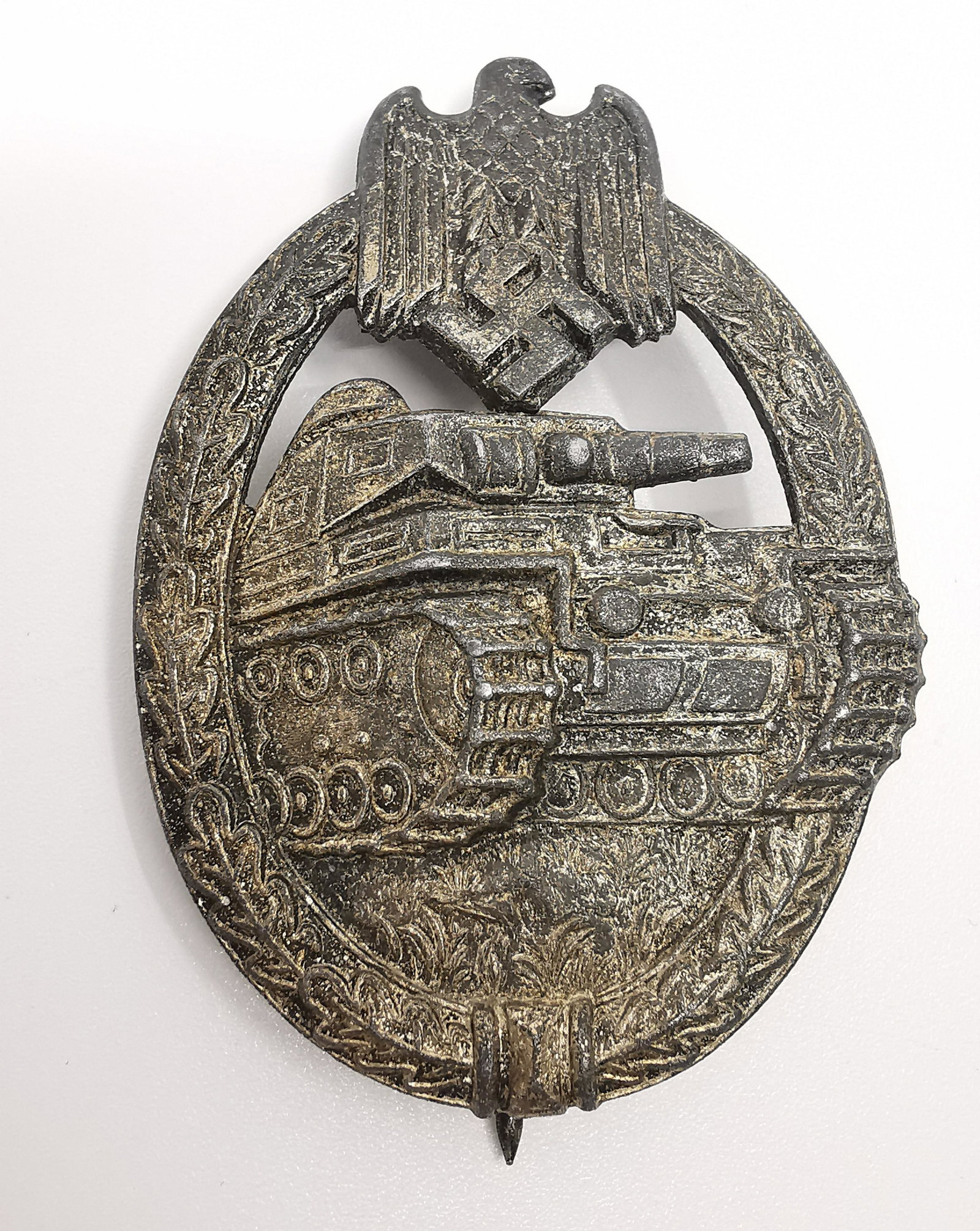 German WWII Panzer Assault Badge: Title: German WWII Panzer Assault Badge Description (FR): Insigne d'assaut Panzer allemand de la Seconde Guerre mondiale Description (ENG): German WWII Panzer Assault Badge Dimension (PO): 1 3/4" x 2 