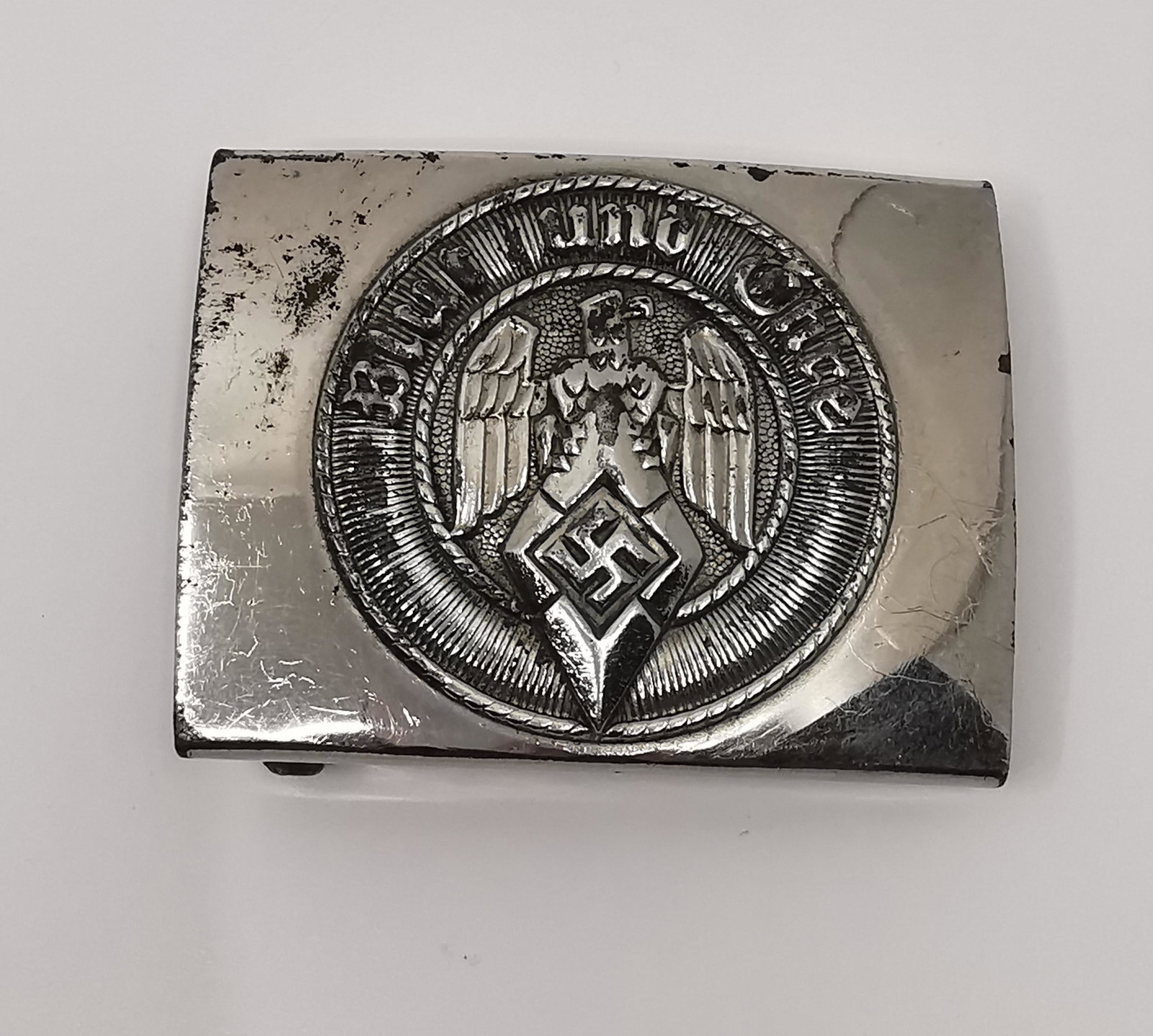 WWII German Hitler Youth Belt Buckle: Title: WWII German Hitler Youth Belt Buckle Description (FR): Boucle de ceinture pour la jeunesse Hitlerienne allemande de la Seconde Guerre mondiale, inscription au dos : A, A&S, Ges.Gesch, RZM, 17 D