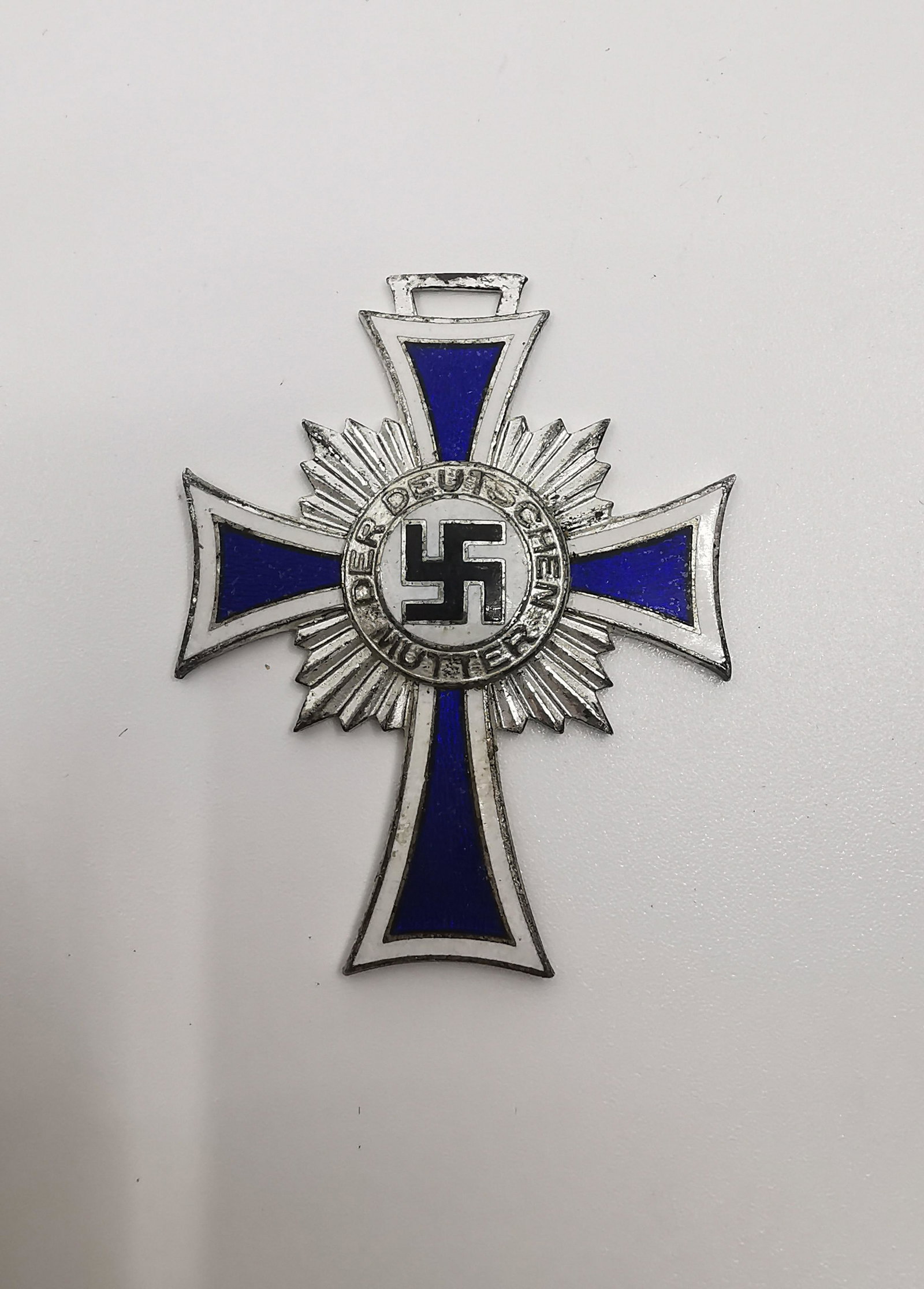 Cross of Honour of the German Mother 2rd Class: Title: Cross of Honour of the German Mother 2rd Class Description (FR): Croix d'honneur de la mere allemande 2ieme Classe (:mÃ¨res Ã©ligibles avec six ou sept enfants), pas de ruban Description (E