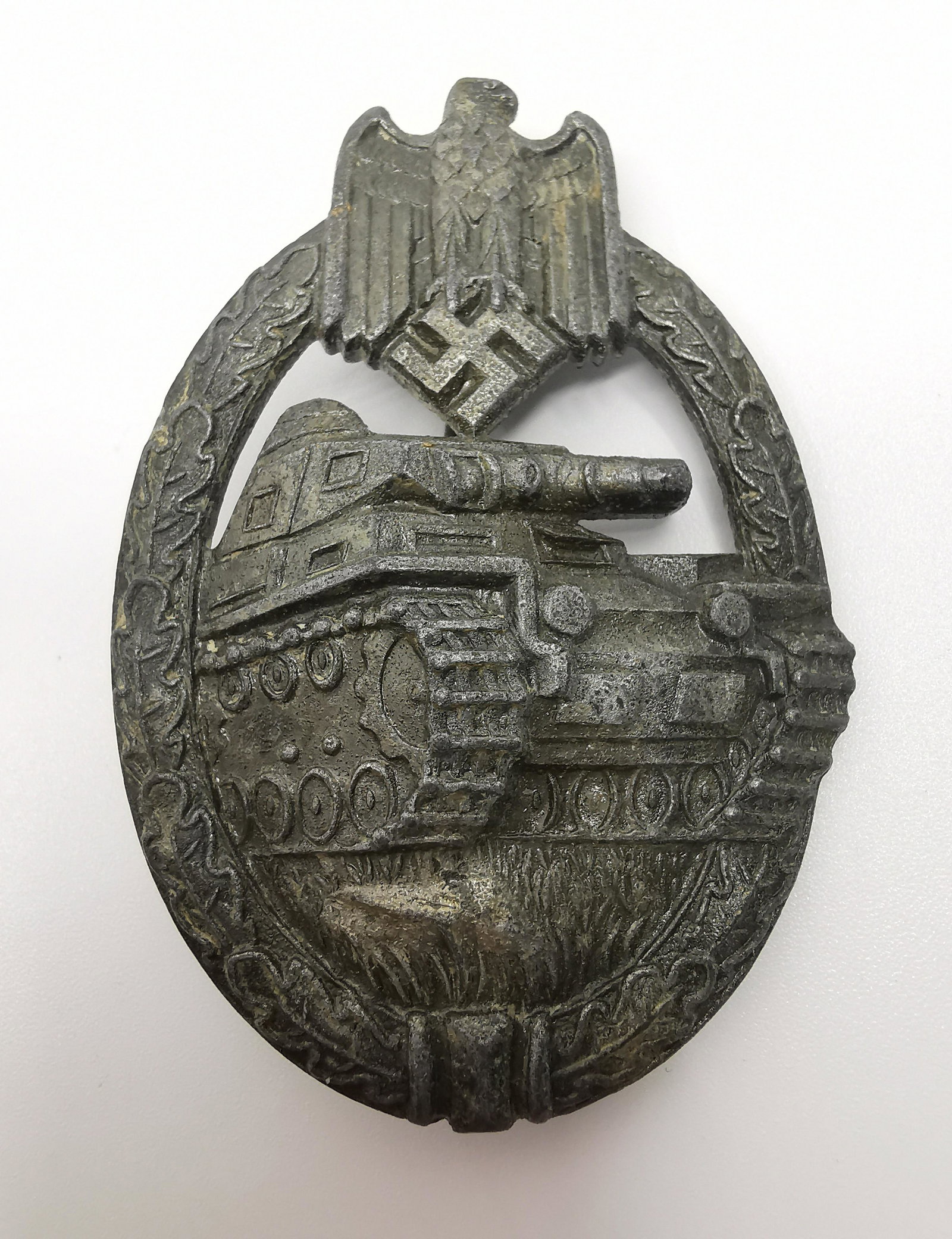 German WWII Panzer Assault Badge: Title: German WWII Panzer Assault Badge Description (FR): Insigne d'assaut Panzer allemand de la Seconde Guerre mondiale Description (ENG): German WWII Panzer Assault Badge Dimension (PO): 1 3/4" x 2 