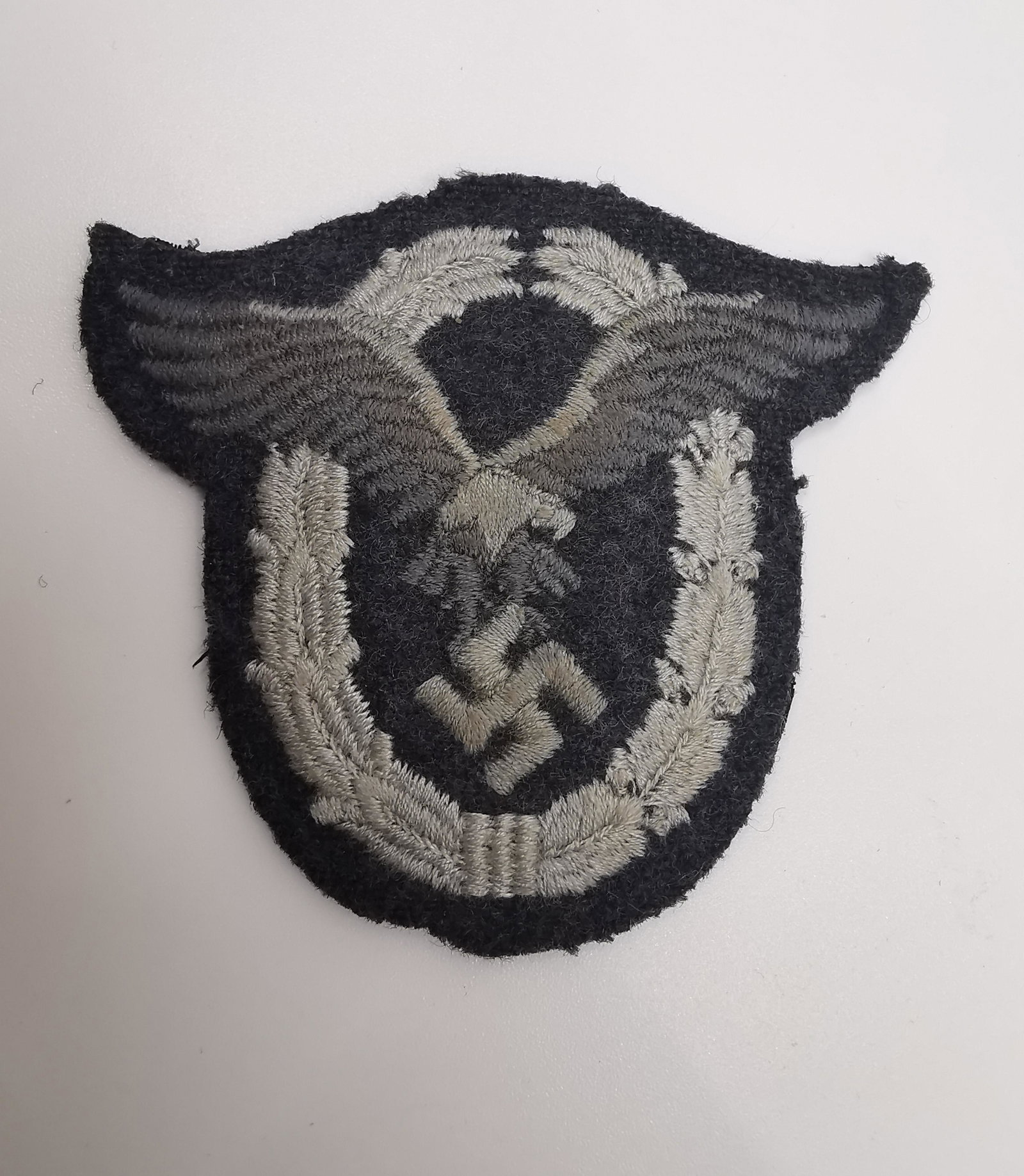 German WWII Luftwaffe Cloth Pilot badge: Title: German WWII Luftwaffe Cloth Pilot badge Description (FR): Insigne de pilote en tissu de la Luftwaffe allemande de la Seconde Guerre mondial Description (ENG): German WWII Luftwaffe Cloth Pilot 