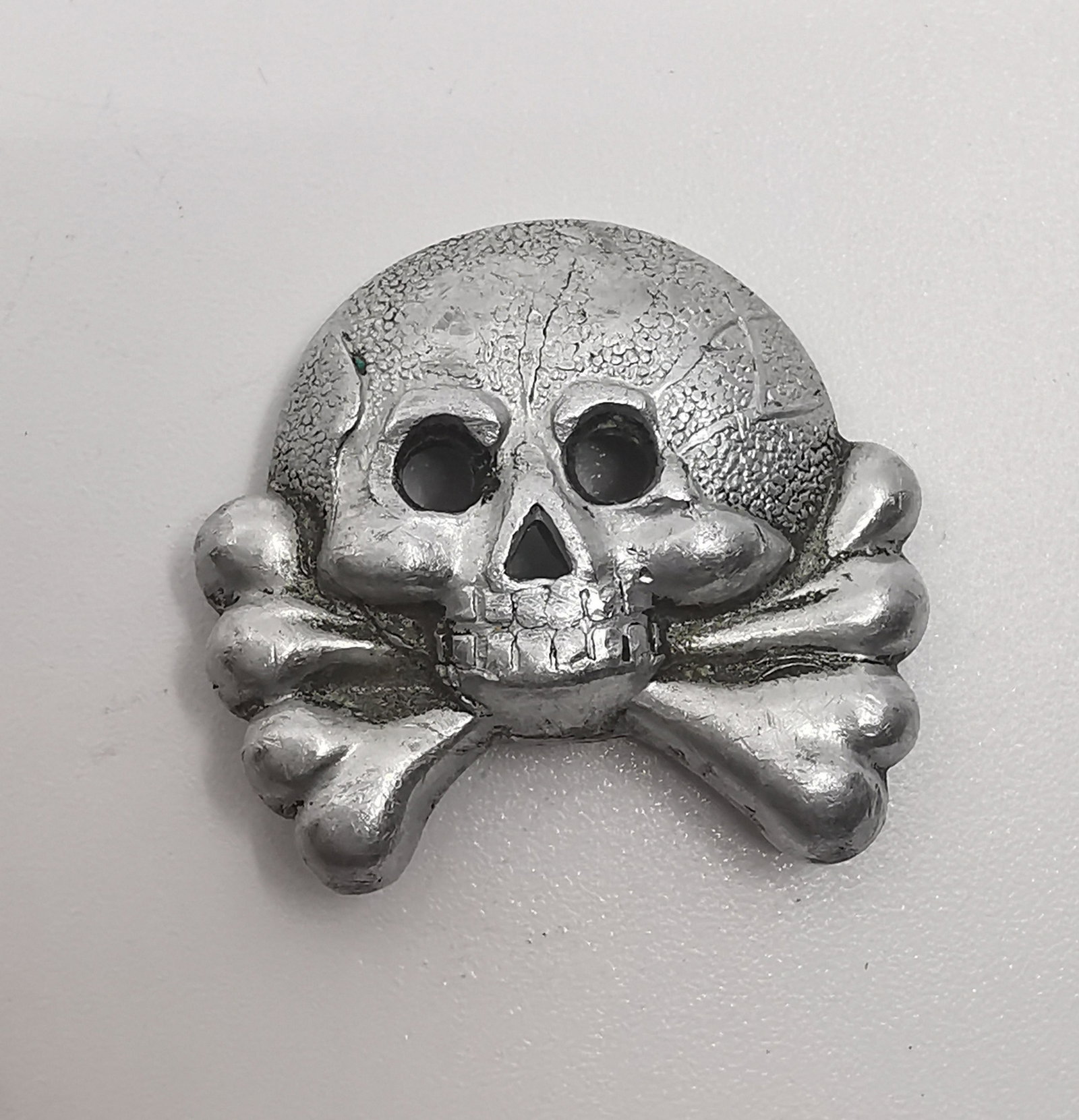 German WWII SS Visor Cap Skull: Title: German WWII SS Visor Cap Skull Description (FR): CrÃ¢ne de casquette de visiÃ¨re SS allemand de la Seconde Guerre mondiale Description (ENG): German WWII SS Visor Cap Skull Dimension (PO): 