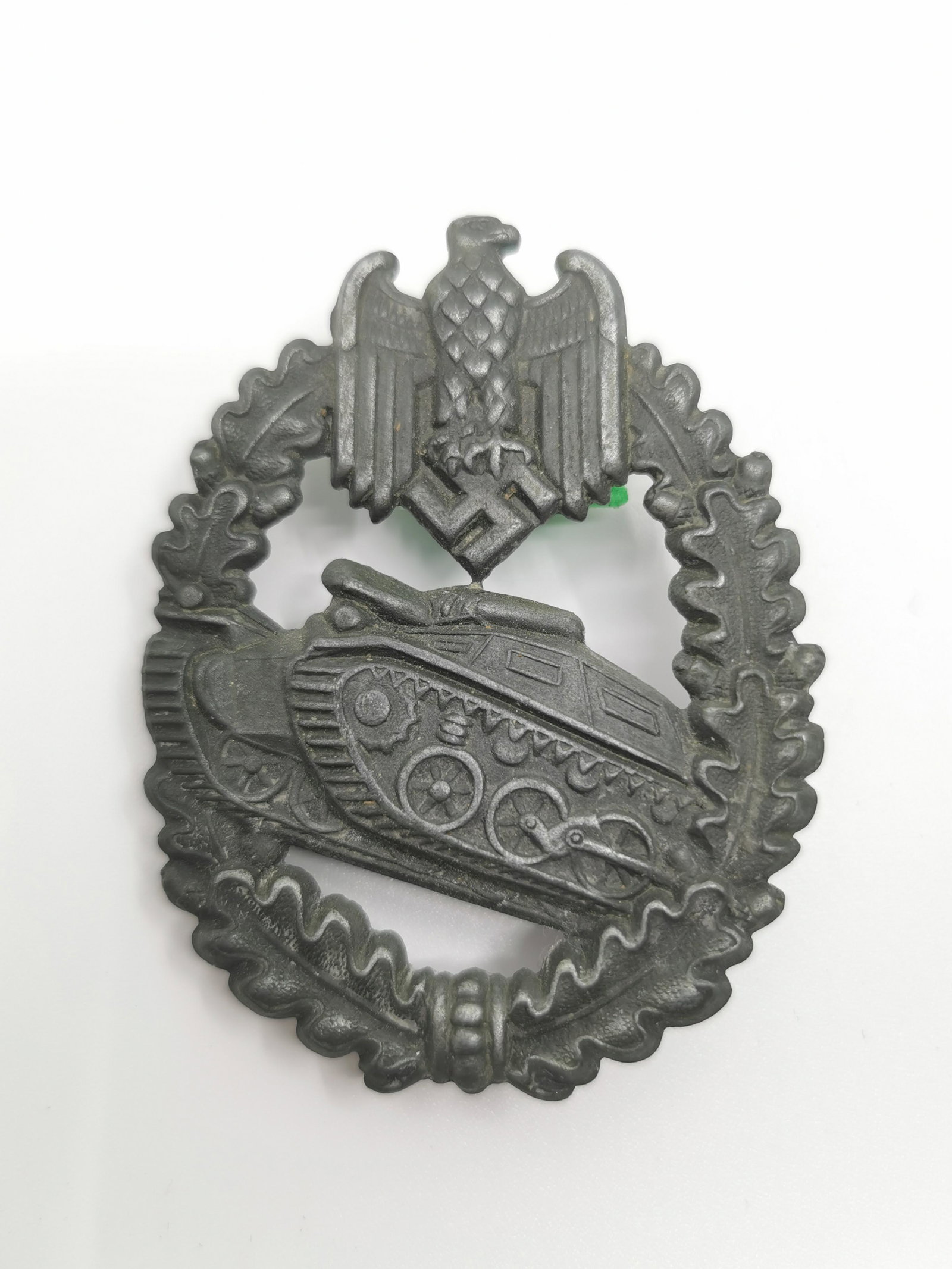 German WWII Tank Badge: Title: German WWII Tank Badge Description (FR): Insigne de char allemand de la Seconde Guerre mondiale Description (ENG): German WWII Tank Badge Dimension (PO): 1 3/4" x 2 1/2" Dimension (CM): 4.44 x 