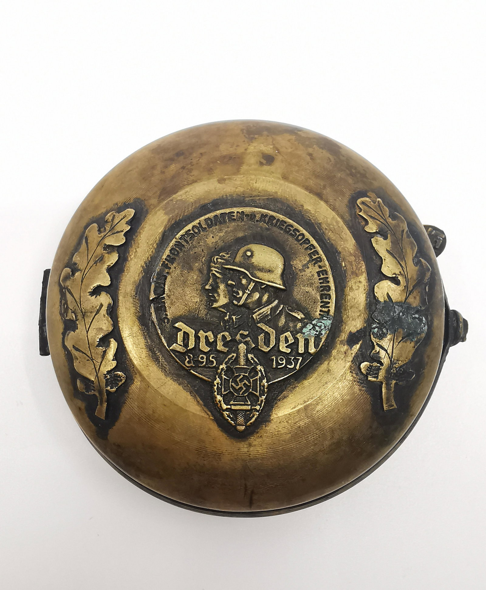 German WWII Trench Art Box Dresden 1937: Title: German WWII Trench Art Box Dresden 1937 Description (FR): BoÃ®te d'art de tranchÃ©e allemande de la Seconde Guerre mondiale Dresden 1937, inscription en dessous : 1937 GES GESCH Description