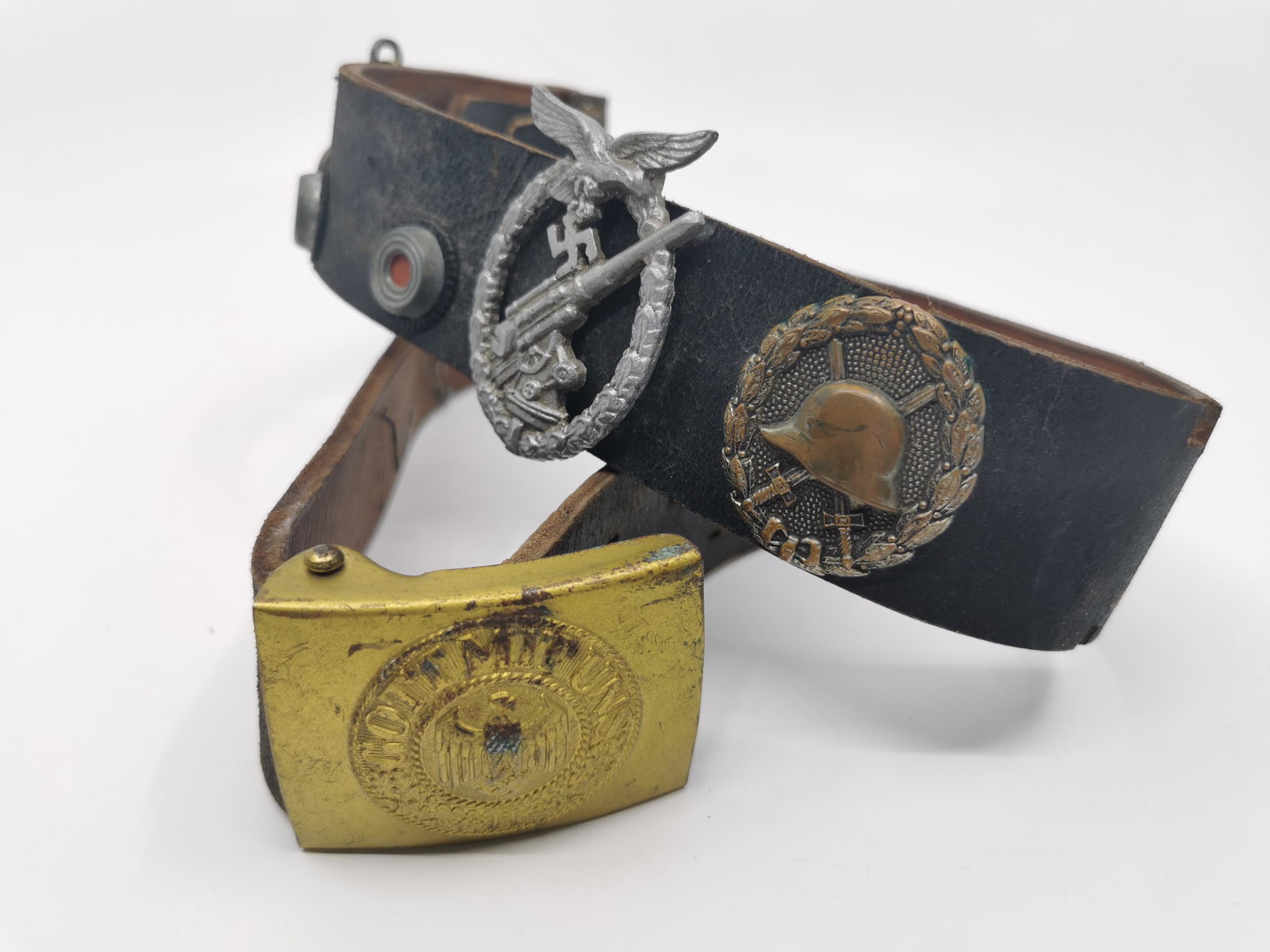 German WWII Buckle Belt with badges and pins: Title: German WWII Buckle Belt with badges and pins Description (FR): Boucle de ceinture allemande de la Seconde guerre mondial, avec 4 insigne et 7 pin , avec la ceinture en cuire d'origine Descripti