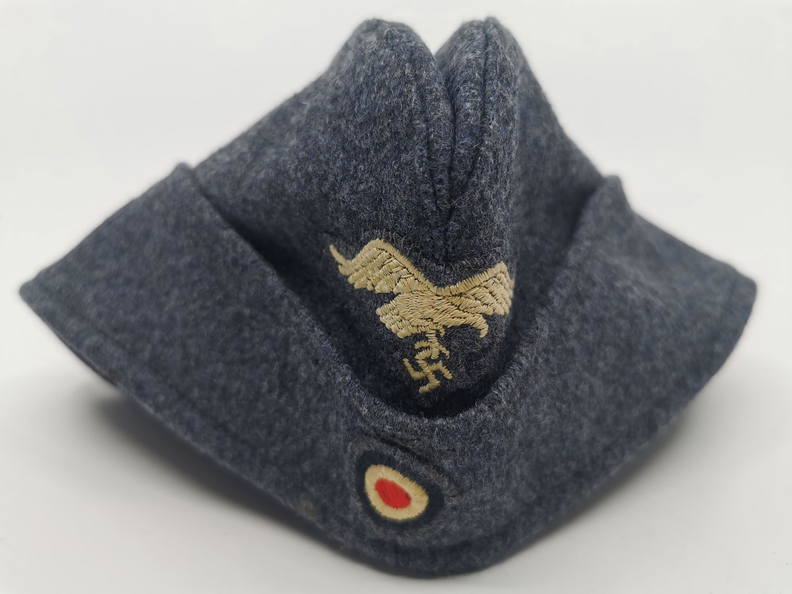 German WWII Luftwaffe Overseas Cap: Title: German WWII Luftwaffe Overseas Cap Description (FR): Casquette outre mer de la Luftwaffe allemande de la seconde guerre mondial Description (ENG): German WWII Luftwaffe Overseas Cap unchecked f