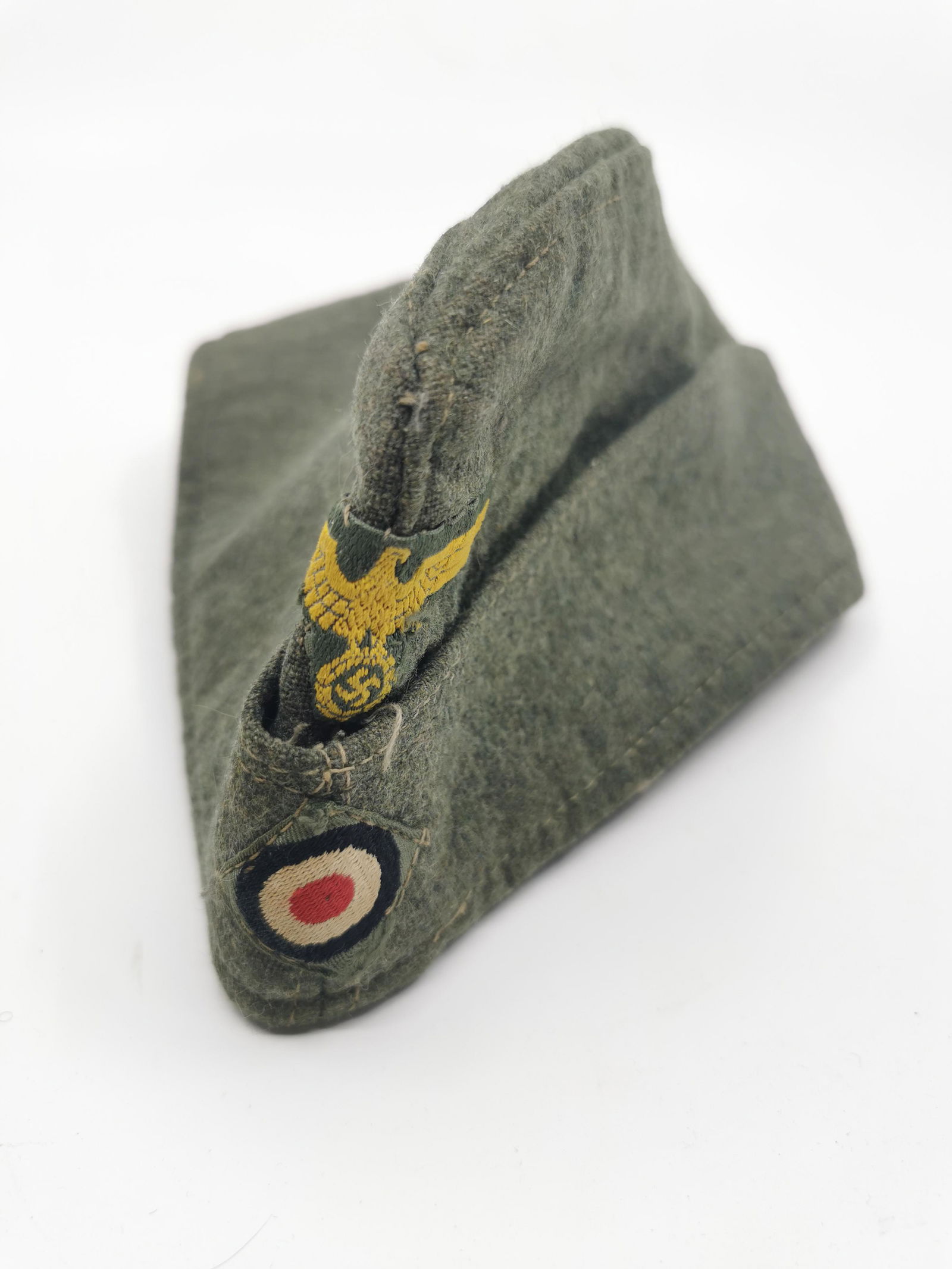 German WWII Coastal Artillery Overseas Cap: Title: German WWII Coastal Artillery Overseas Cap Description (FR): Casquette allemande d'artillerie cÃ´tiÃ¨re d'outre-mer de la seconde guerre mondiale Description (ENG): German WWII Coastal Arti