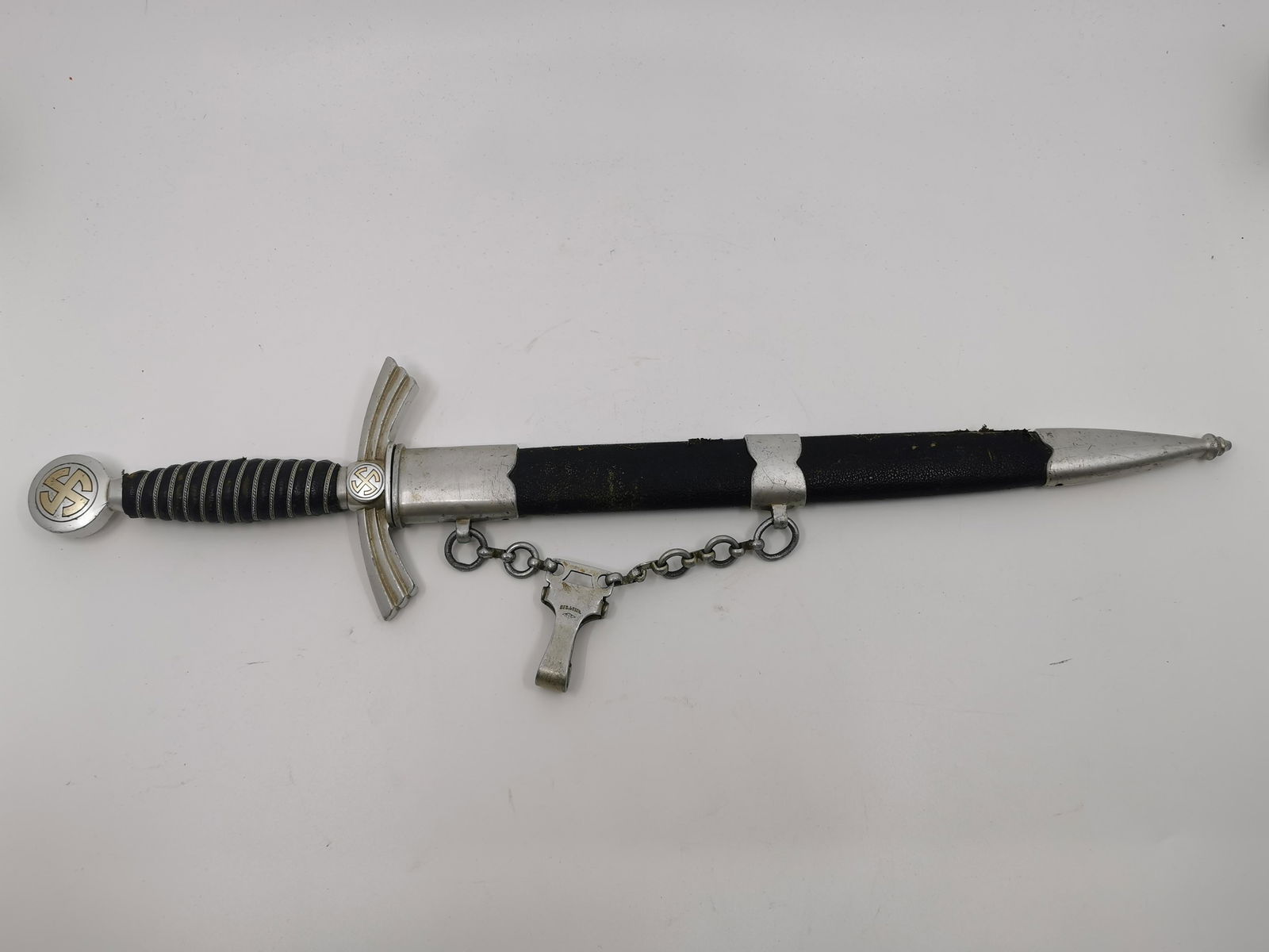 German WWII 1ST Model Luftwaffe Officer Dagger: Title: German WWII 1ST Model Luftwaffe Officer Dagger Description (FR): Dague d'officier de la Luftwaffe 1er Model allemande de la Seconde Guerre mondiale, marque sur la lame : F&A HELHIG STEINBACH KR