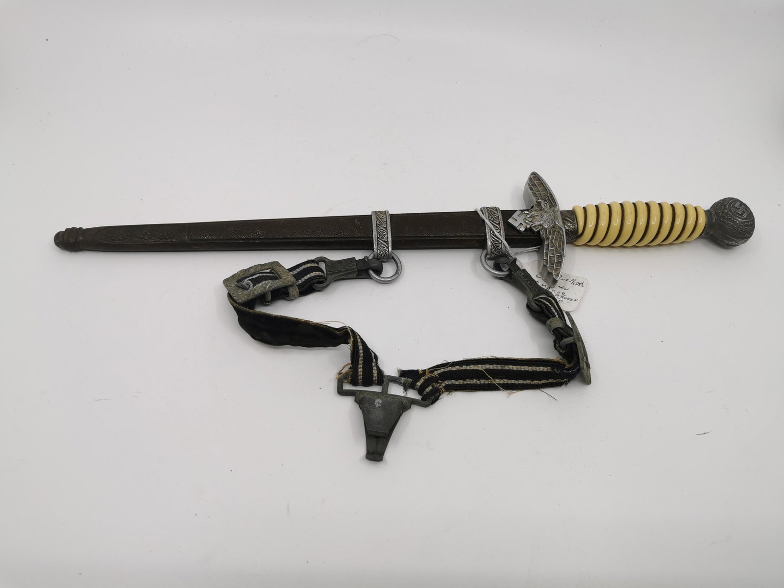 German WWII 2ND Model Luftwaffe Officer Dagger: Title: German WWII 2ND Model Luftwaffe Officer Dagger Description (FR): Dague d'officier de la Luftwaffe 2iem Model allemande de la Seconde Guerre mondiale, sans marque Description (ENG): German WWII 