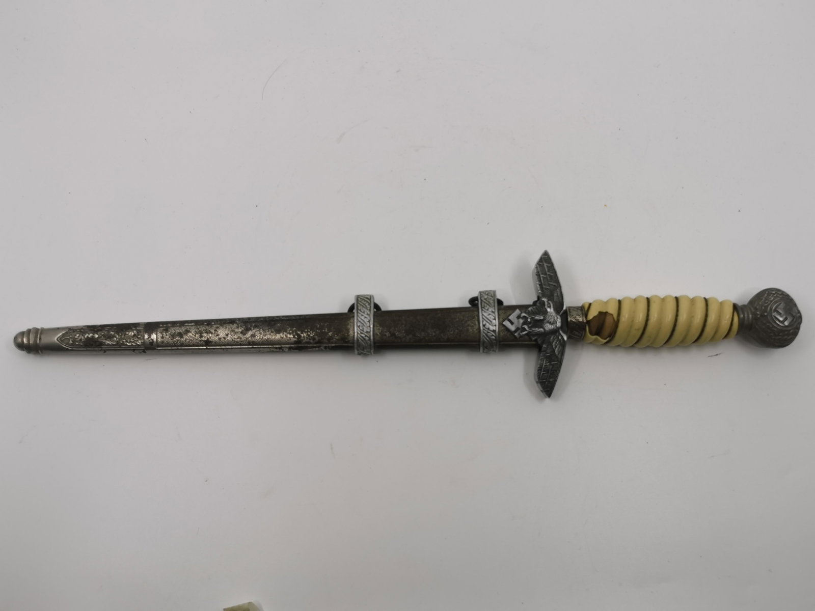 German WWII 2ND Model Luftwaffe Officer Dagger: Title: German WWII 2ND Model Luftwaffe Officer Dagger Description (FR): Dague d'officier de la Luftwaffe 2iem Model allemande de la Seconde Guerre mondiale, Solingen 1939 BB&AA, manche endomage Descri