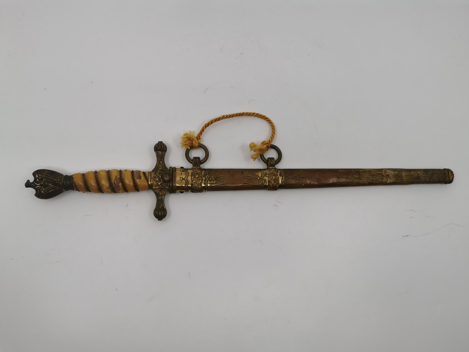 German WWII kriegsmarine dagger: Title: German WWII kriegsmarine dagger Description (FR): Dague kriegsmarine allemand de la seconde guerre mondiale, Eckhorn Solingen, manche endomage Description (ENG): German WWII kriegsmarine dagger