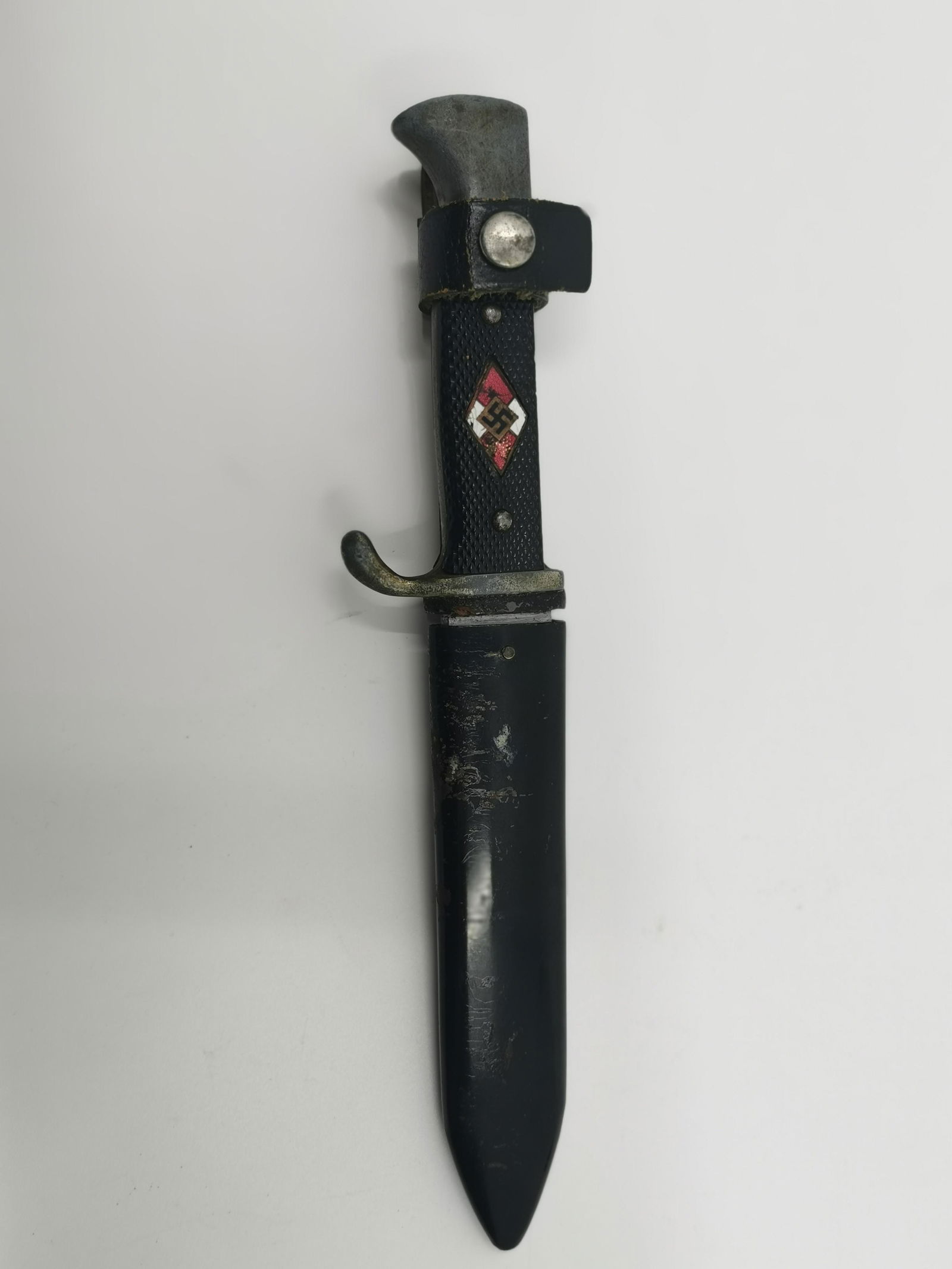 German WWII Hitler Youth Dagger: Title: German WWII Hitler Youth Dagger Description (FR): Dague de jeunesse hitlÃ©rienne allemande de la seconde guerre mondiale, inscription sur la lame : RZM M7/56 1939 Description (ENG): German WW