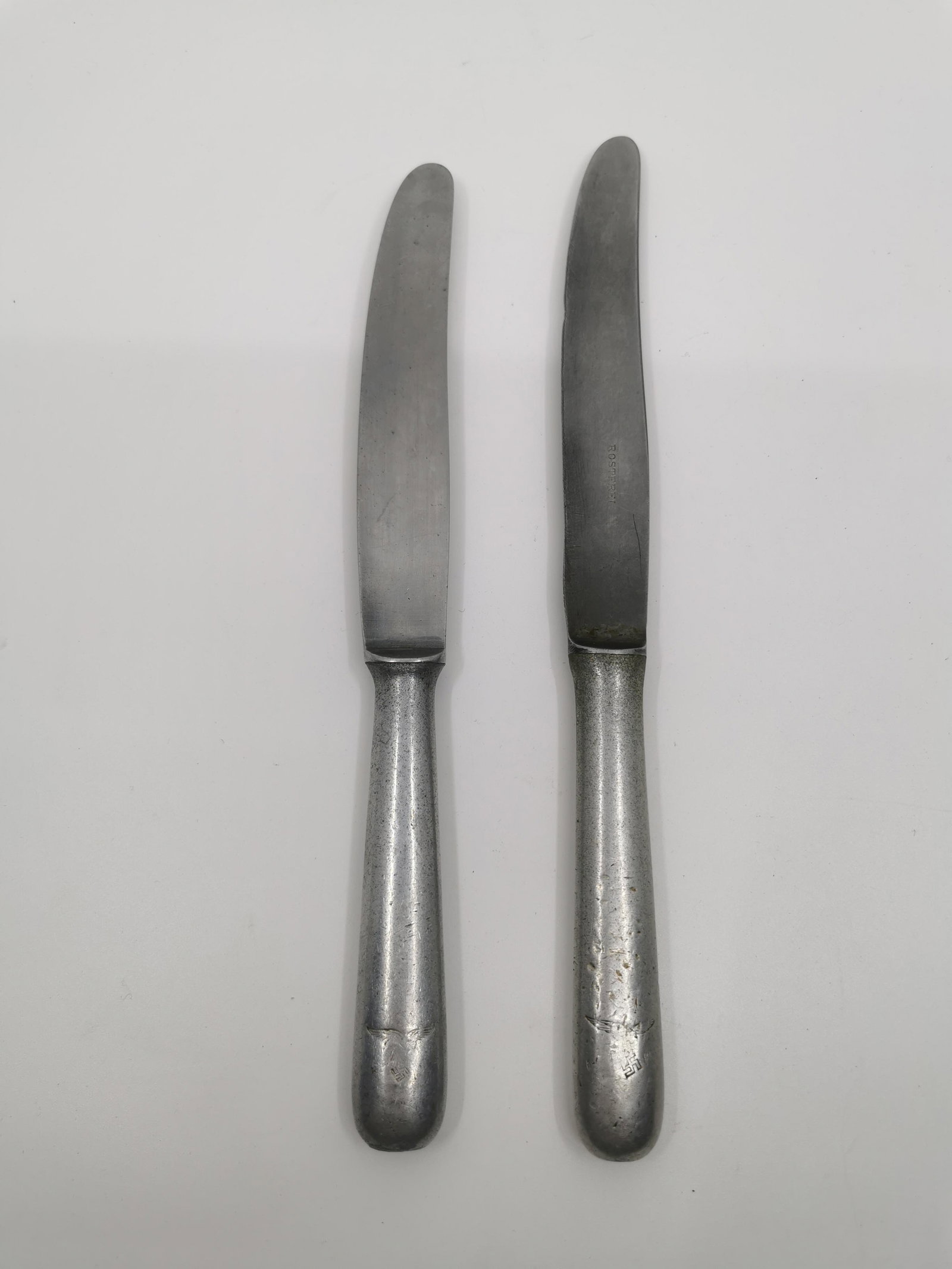 German WWII 2 Dinner Knives: Title: German WWII 2 Dinner Knives Description (FR): Ensemble de 2 couteaux de table allemand de la seconde guerre mondiale, Inscription :Rostfrei et Leichtmetal, tous deux avec l'aigle allemand au bo