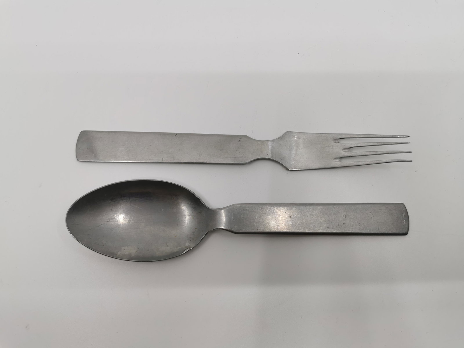 German WWII Spoon and Fork: Title: German WWII Spoon and Fork Description (FR): Ensemble de Cuillere et fourchette de table allemand de la seconde guerre mondiale, Inscription : sur la cuillere : T.W.S 41 et la fourchette : GAG 