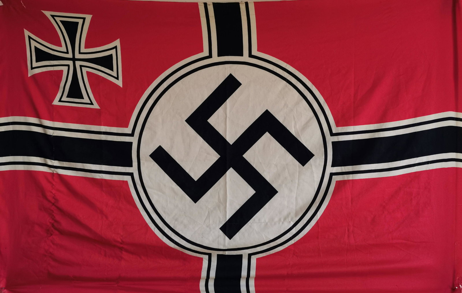 German WWII Wehrmacht War Flag: Title: German WWII Wehrmacht War Flag Description (FR): Drapeau de guerre allemand de la Wehrmacht de la Seconde Guerre mondiale Description (ENG): German WWII Wehrmacht War Flag Dimension (PO): 55" x