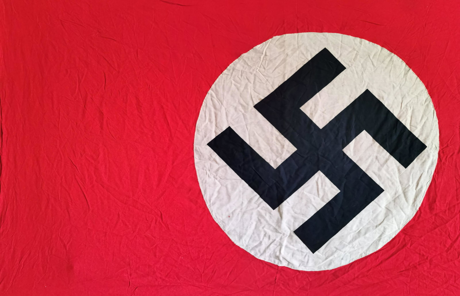 German WWII Flag: Title: German WWII Flag Description (FR): Drapeau allemand de la Seconde Guerre mondiale Description (ENG): German WWII Flag Dimension (PO): 63" x 39" Dimension (CM): 160.02 x 99.06 cm unchecked for a