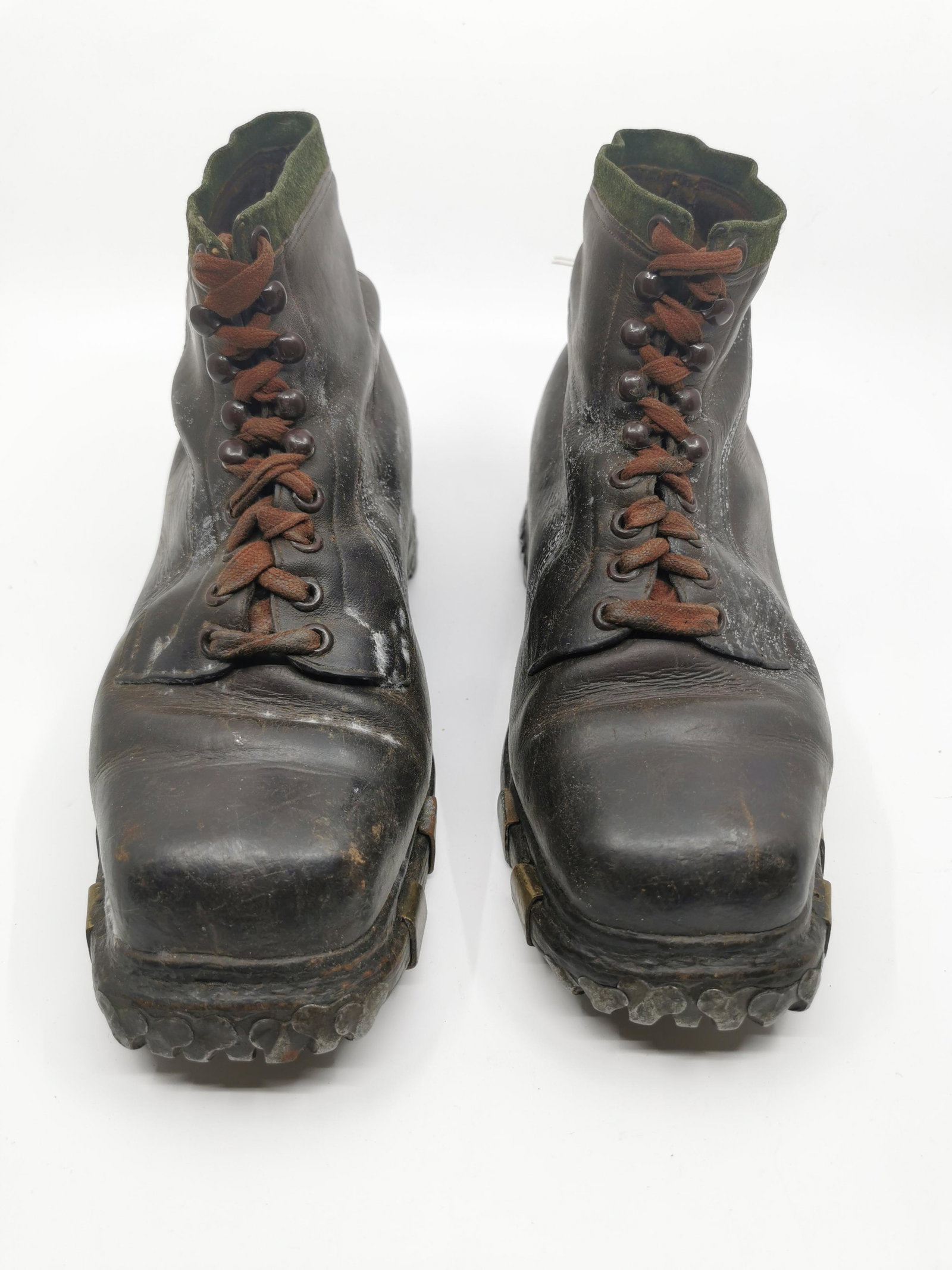 German WWII Mountain Ski Boots: Title: German WWII Mountain Ski Boots Description (FR): Bottes de ski de montagne allemandes de la Seconde Guerre mondiale, Description (ENG): German WWII Mountain Ski Boots , unchecked for authentici