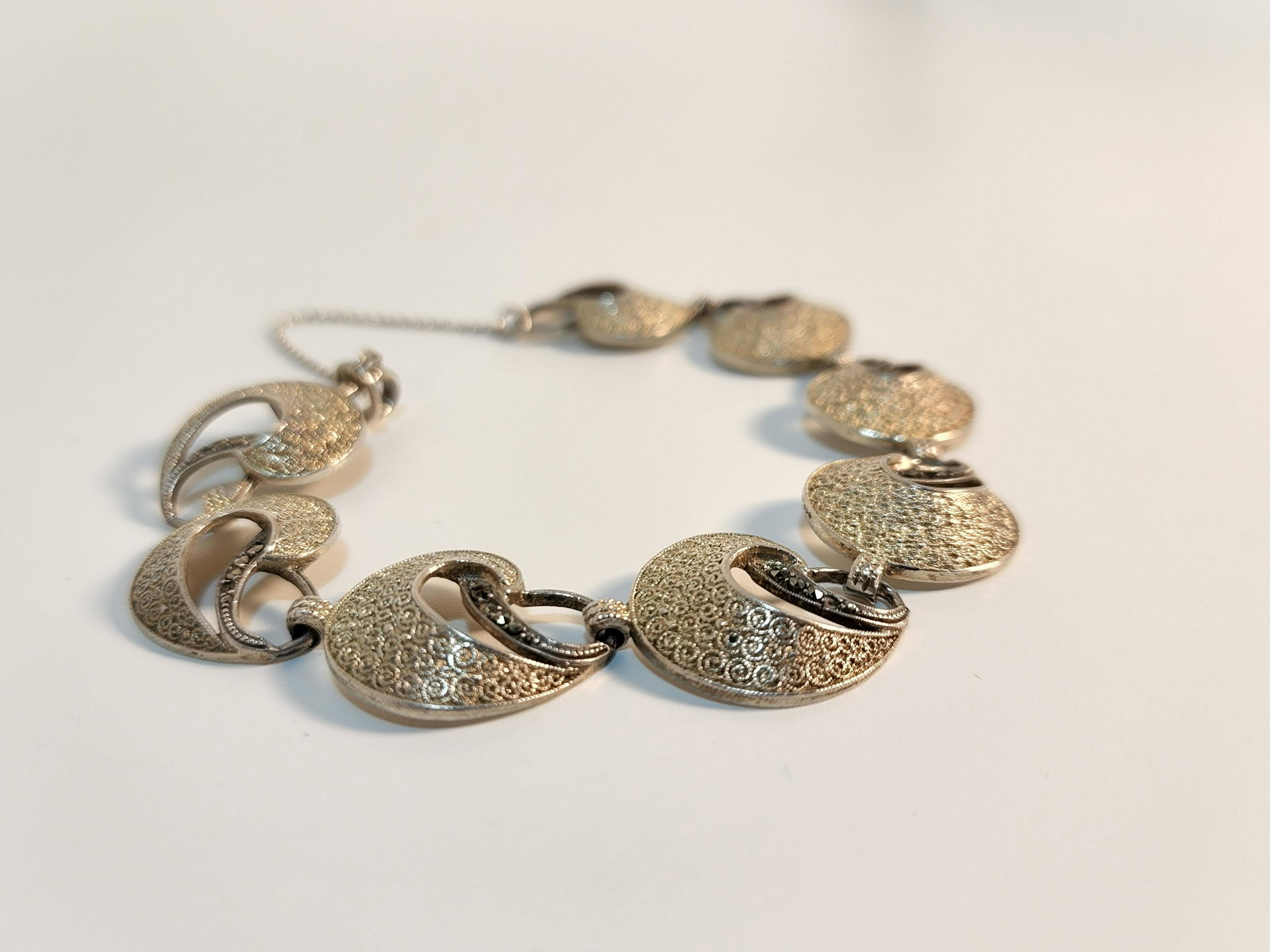 Theodor Fahrner, German designer Art Deco silver Bracelet: Artist : Theodor Fahrner, German Title : German designer Art Deco Sterling silver Bracelet Description (FR) : Bracelet en argent sterling, sertie de marcassites, quelques pierre manquante, signee a l'