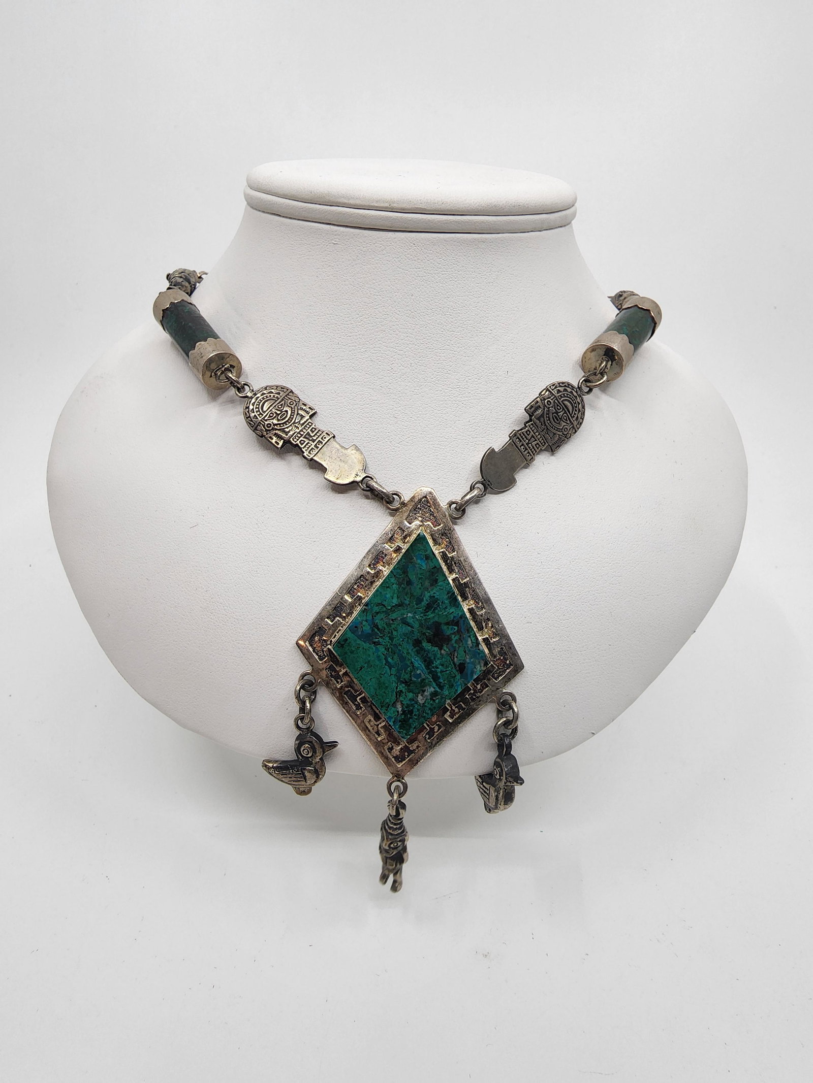Peruvian Malachite Sterling silver necklace: Artist : CMC, Peru Title : Peruvian Malachite Sterling silver necklace Description (FR) : Collier en argent sterling, sertie de malachites, signee Peru 925 CMC Description (ENG) : Sterling silver neck