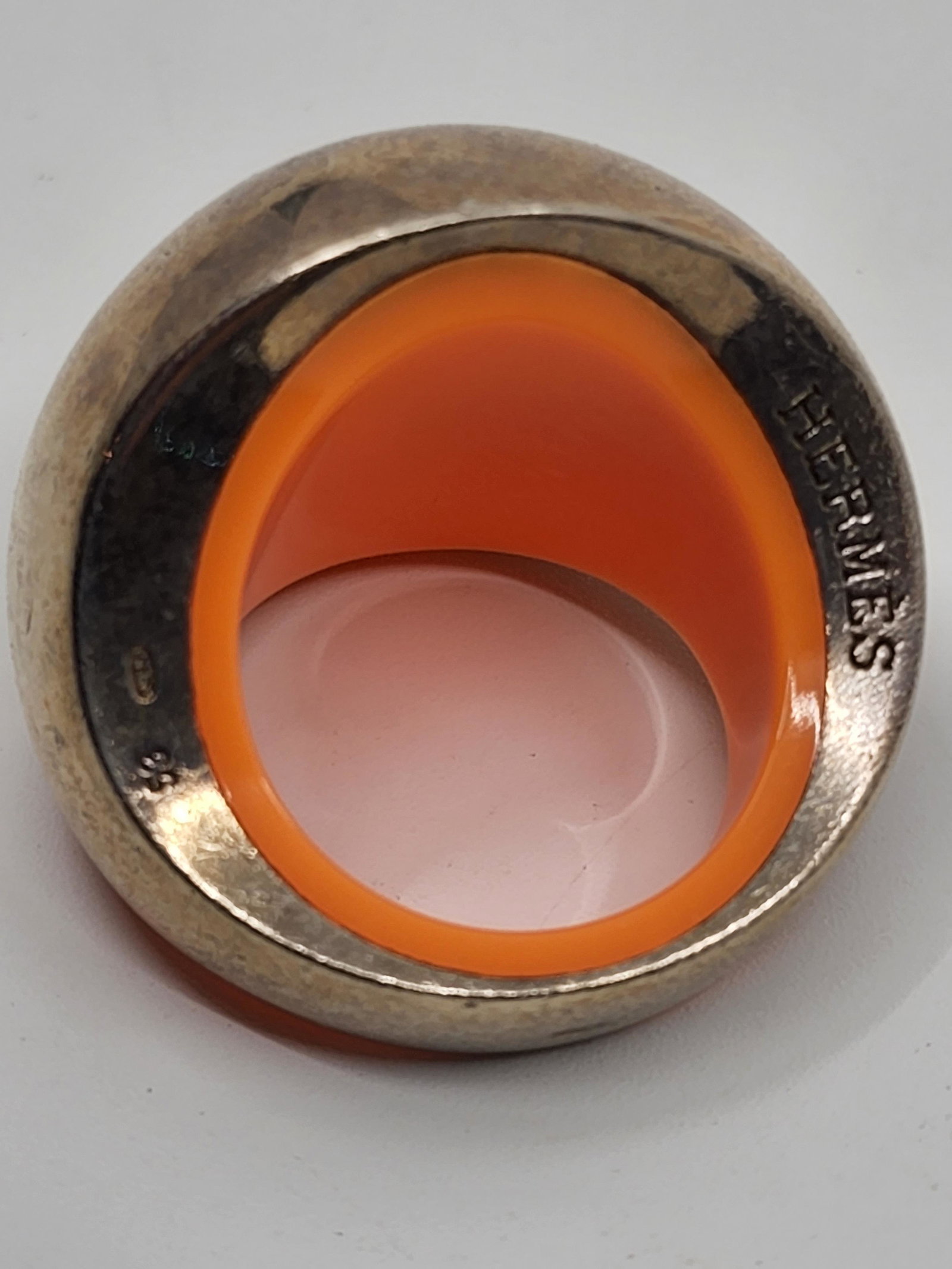 Hermes Sterling silver Ring: Artist : Hermes Title : Hermes Sterling silver Ring Description (FR) : Bague en argent sterling et plastique de couleur orange, signee Hermes 53 .925 Grandeur : 6 1/2 Description (ENG) : Ring in sterl