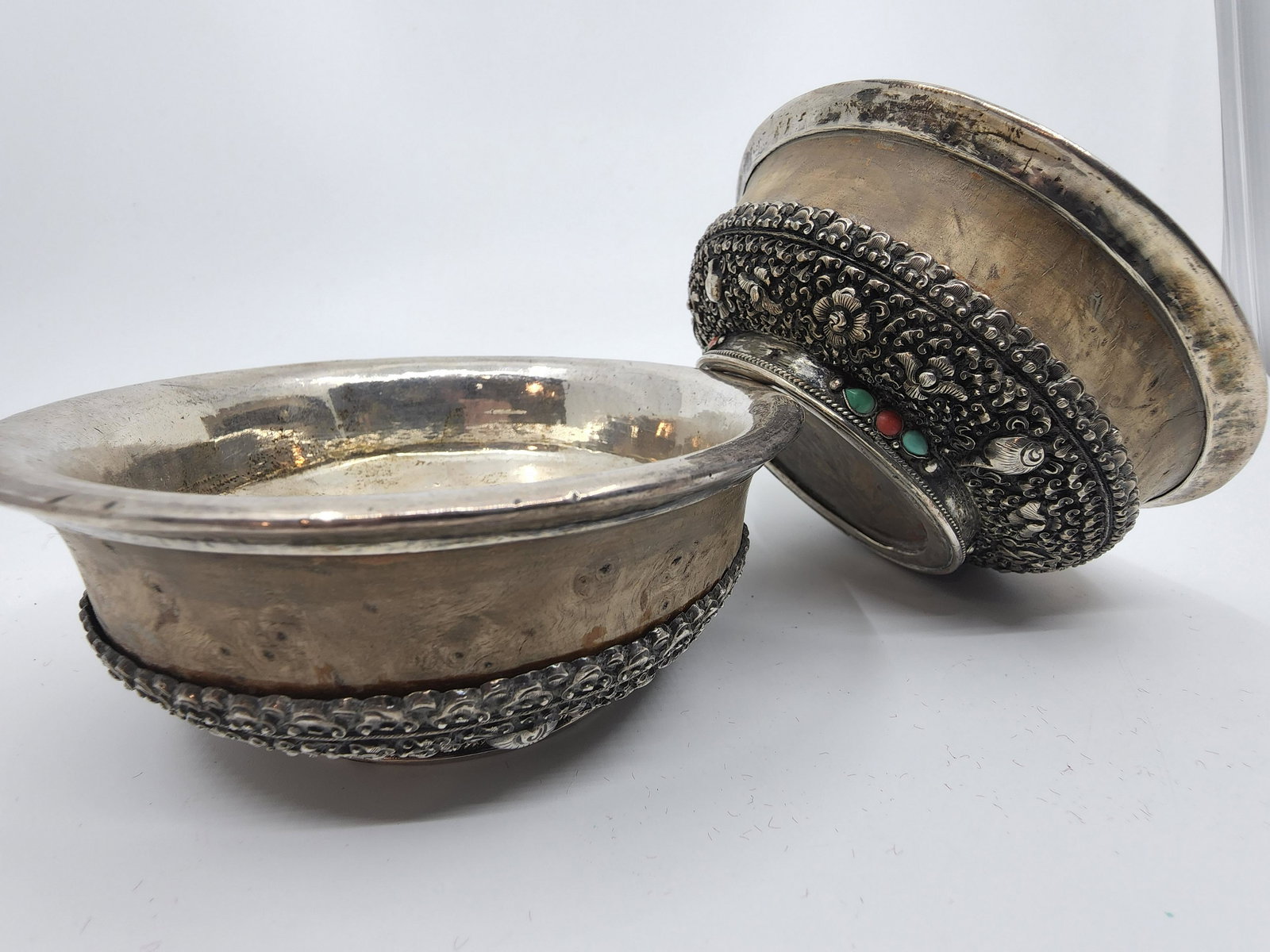 Set of two chinese silver and wood bowl: Artist : Chine/ China (XIX) Titre : Set of two chinese silver and wood bowl Description (FR) : Ensemble de deux bol en argent et en bois, chinois, poincons en dessous Description (ENG) : Set of two bo