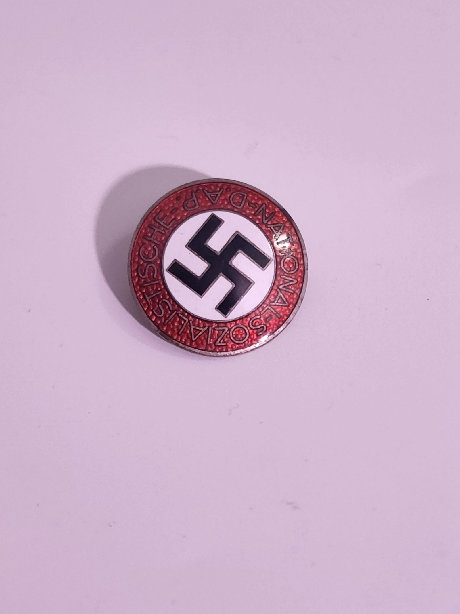 German WWII NSDAP Party Membership Pin: Title: German WWII NSDAP Party Membership Pin Description (FR): Ã‰pingle d'adhÃ©sion au parti allemand NSDAP de la Seconde Guerre mondiale, inscription au dos : RZM M1/72 Description (ENG): Germa
