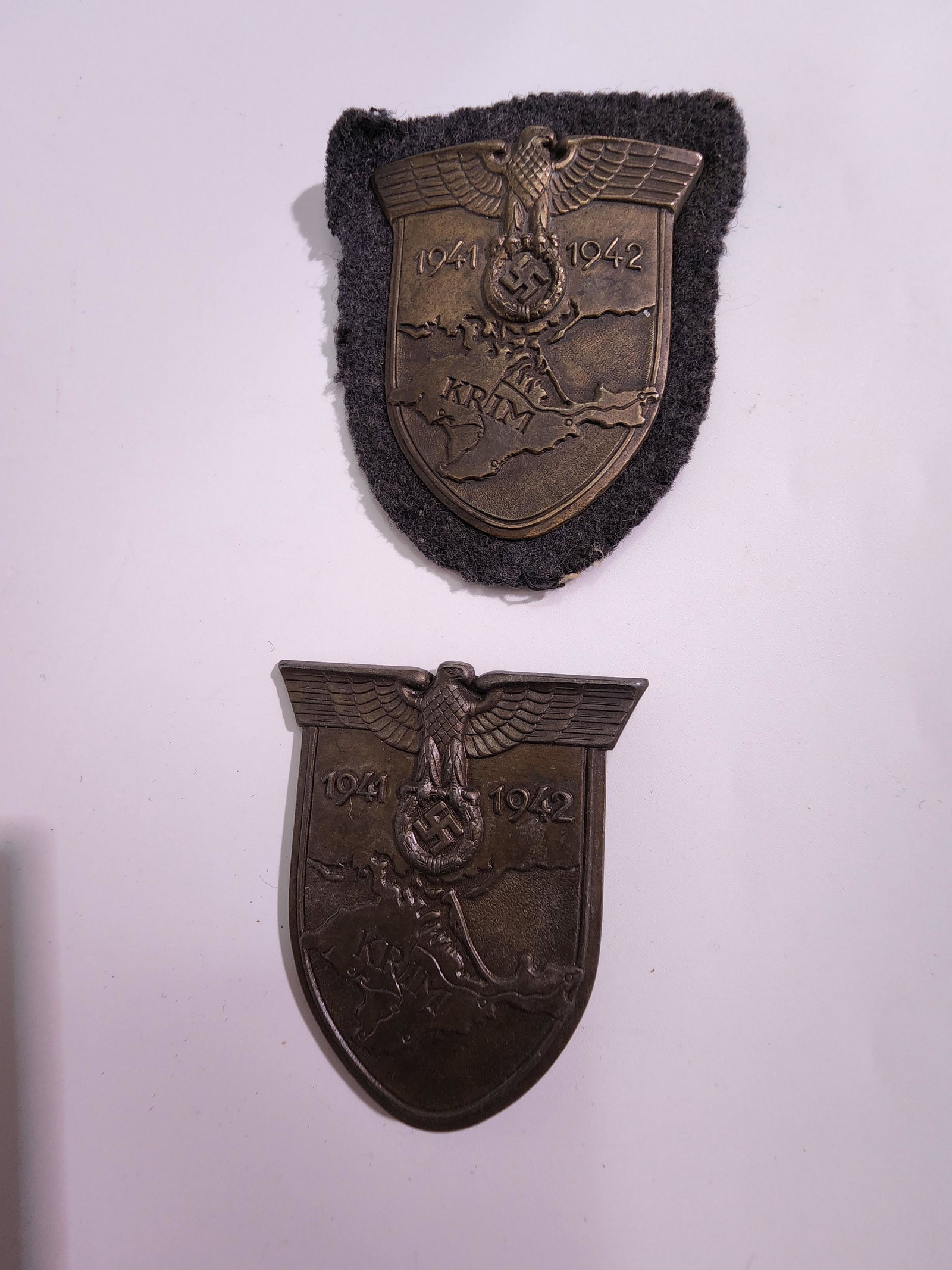 German WWII 1941-2 Krim Shield 2 Variants: Title: German WWII 1941-2 Krim Shield 2 Variants Description (FR): Allemagne 1941-1942 Krim (CrimÃ©e) Bouclier 2 Variantes matrices diffÃ©rentes. L'un est montÃ© sur feutre, l'autre non montÃ©