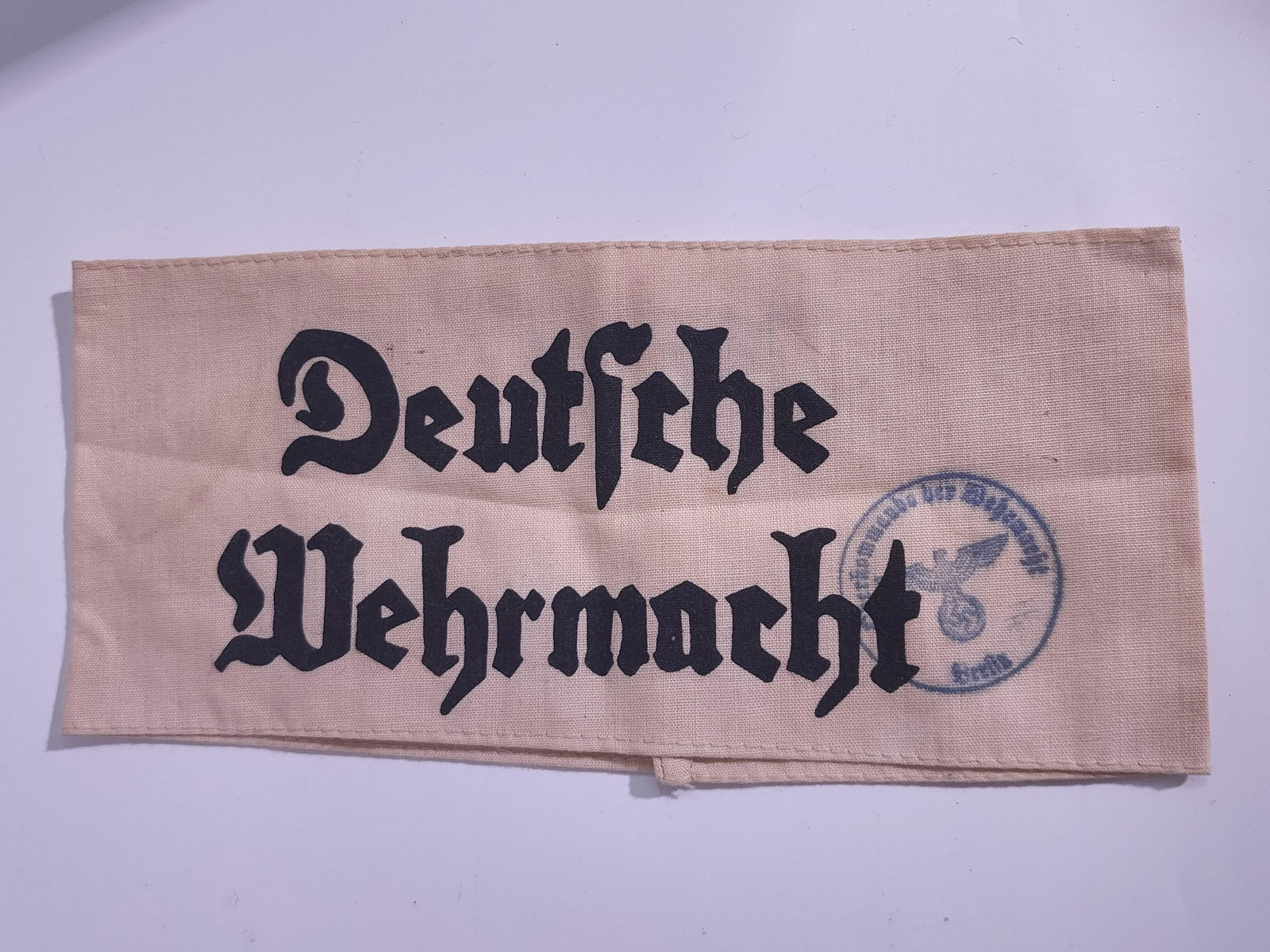 German WWII Wehrmacht Cloth Armband: Title: German WWII Wehrmacht Cloth Armband Description (FR): Brassard en tissu de la Wehrmacht avec etampe en encre circulaire de 39 mm Description (ENG) : Wehrmacht Cloth Armband with 39 mm circular