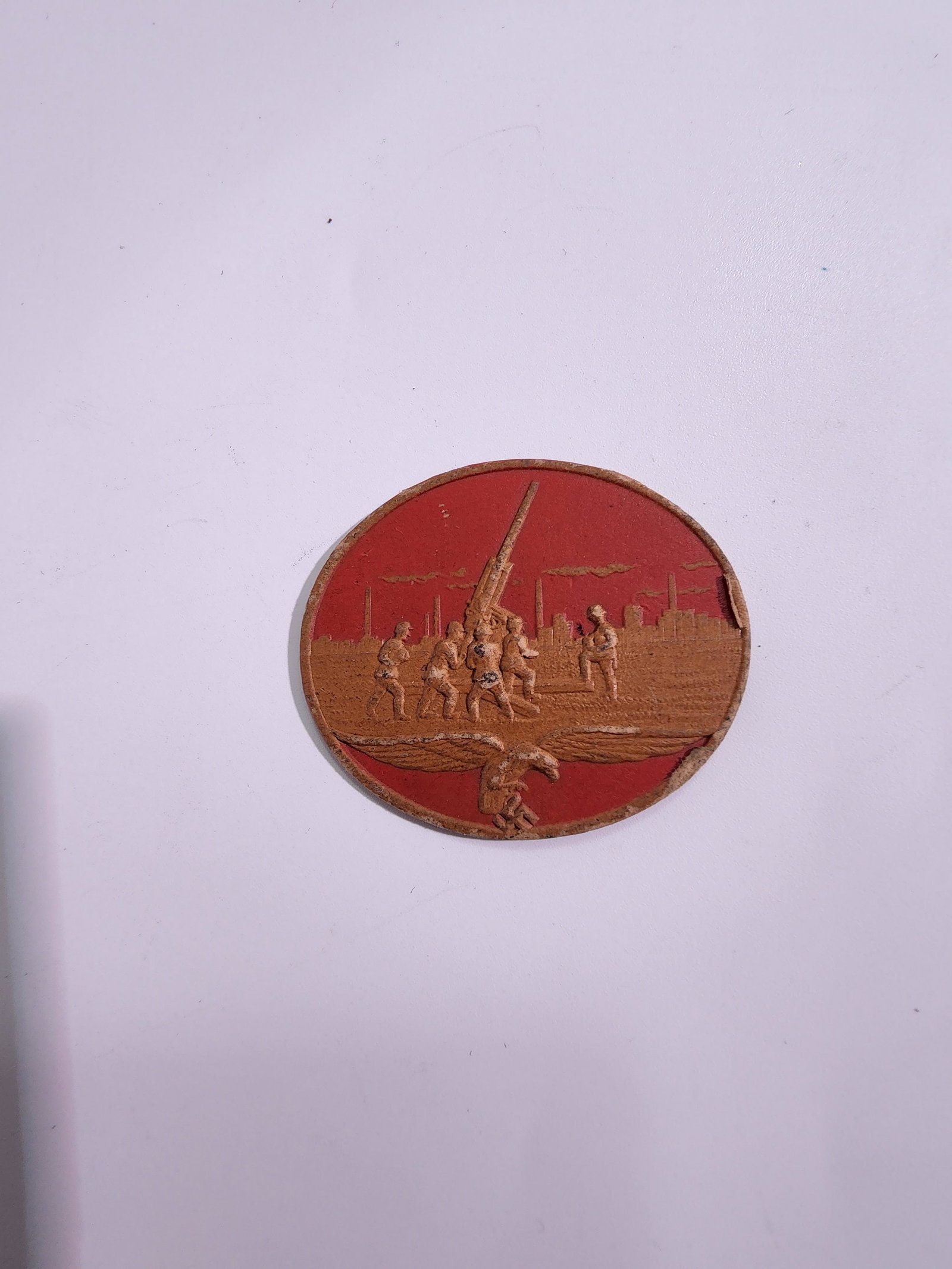Germany WWII Luftwaffe Bakelite Medallion Artillery Scene: Title: Germany WWII Luftwaffe Bakelite Medallion Artillery Scene Description (FR): Allemagne WWII Luftwaffe MÃ©daillon en bakÃ©lite reprÃ©sentant une scÃ¨ne dâ€™artillerie avec une ville 