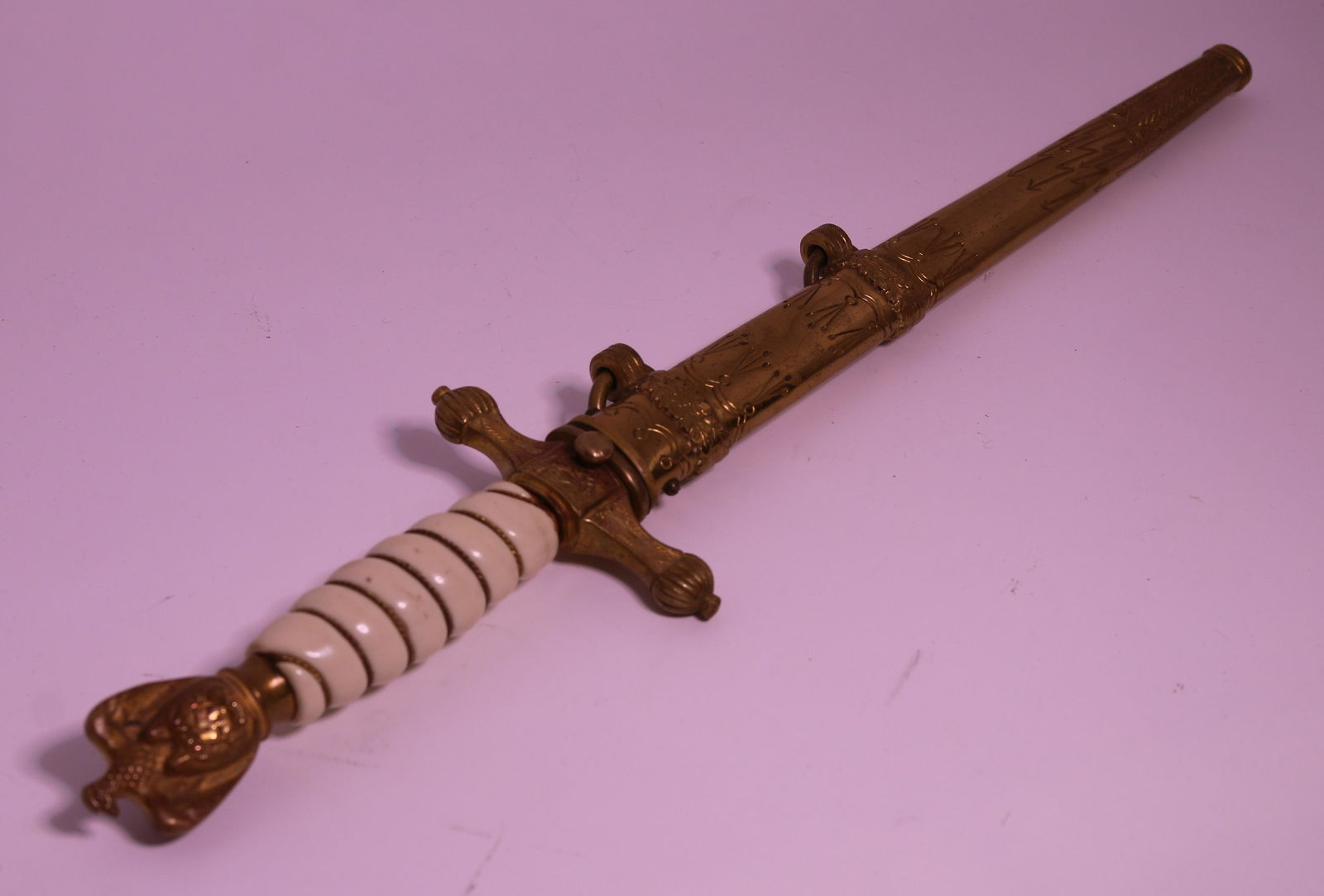 Deluxe Kreigsmarine Dagger, Scabbard: Title: Deluxe Kreigsmarine Dagger, Scabbard Description (FR): Poignard de luxe Kriegsmarine par E. & F. Horster, Solingen, avec fourreau en laiton chassÃ© de fantaisie.