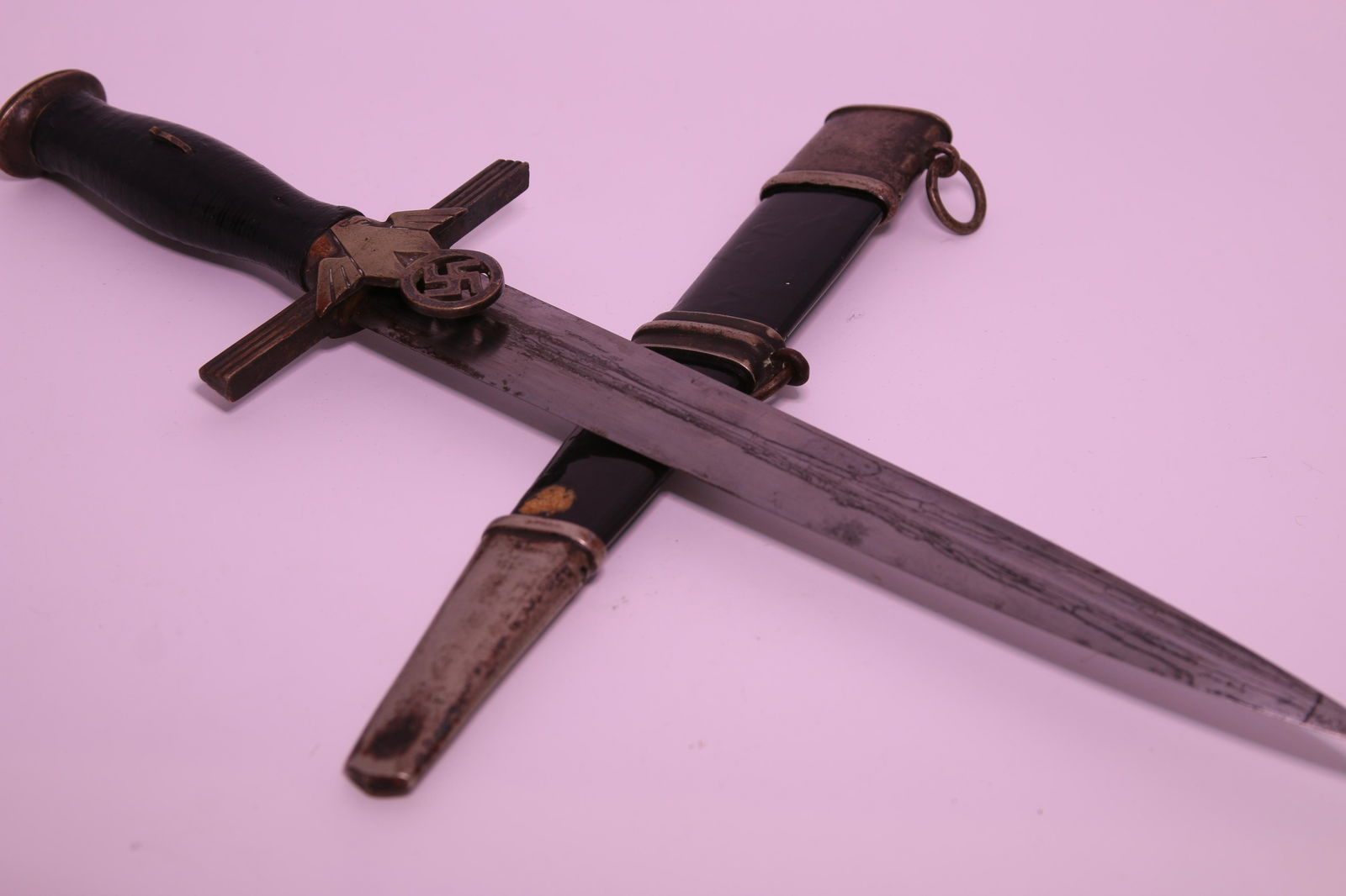 German WWII RLB Officer's Dagger by Paul Weyeresberg: Title: German WWII RLB Officer's Dagger by Paul Weyeresberg Description (FR): Poignard dâ€™officier RLB (Reichsluftschutzbund) (Ligue nationale de protection contre les raids aÃ©riens).