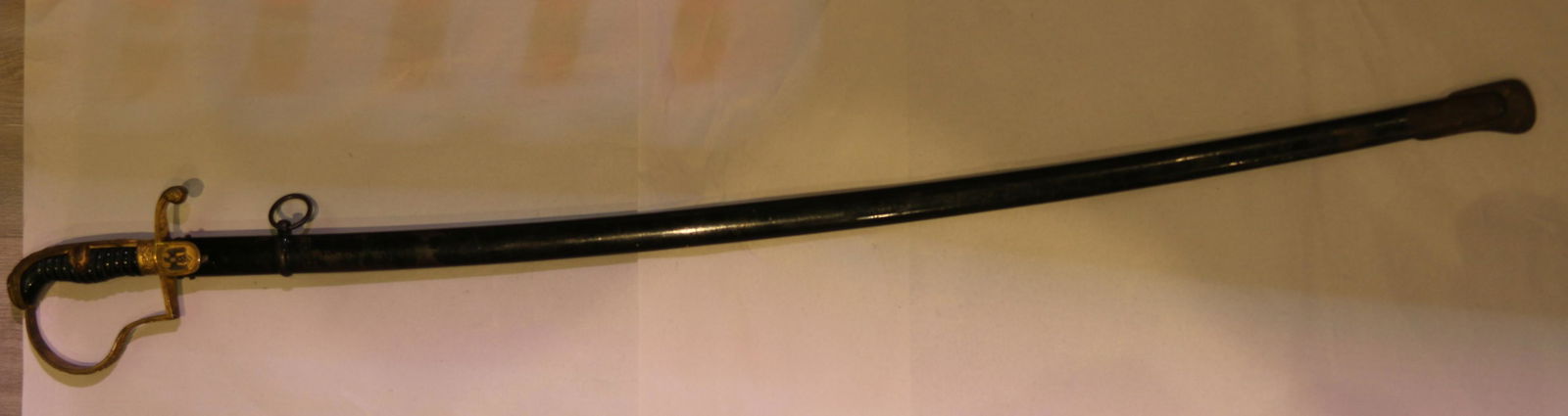 German WWII Wehrmacht Officer's Sword: Title: German WWII Wehrmacht Officer's Sword Description (FR): Ã‰pÃ©e dâ€™officier de la Wehrmacht. Pas de marque de fabricant. Description (ENG) : Wehrmacht officer's sword. No maker's mark