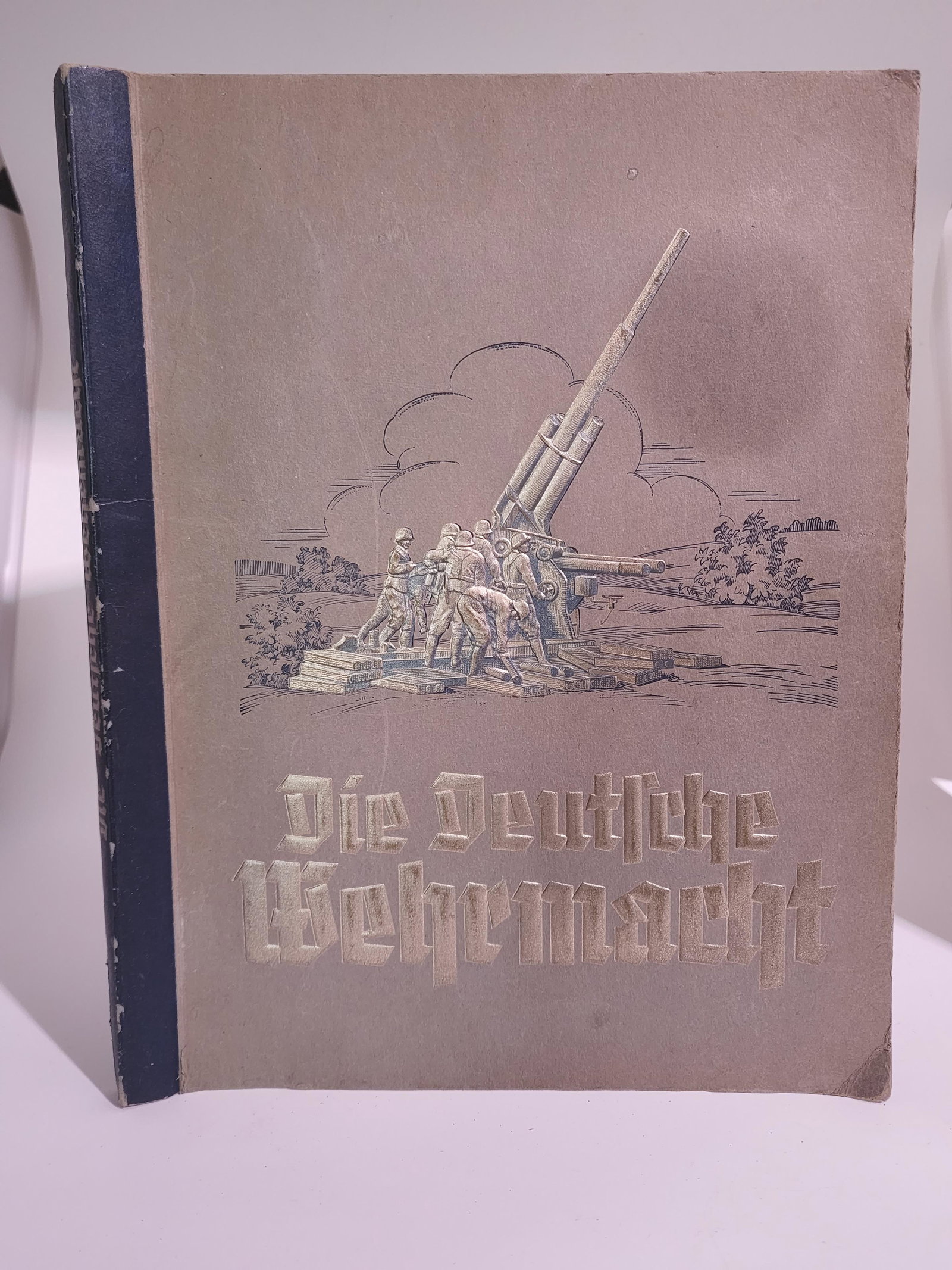 "Die Deutsche Wehrmacht" 1936 cigarette card album: Title: "Die Deutsche Wehrmacht" 1936 cigarette card album Description (FR): Un album pour insÃ©rer 270 cartes colorÃ©es de 48 x 62 mm, de cigarettes.