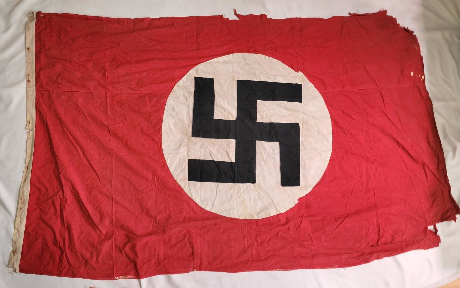 German WWII Huge NSDAP Party Flag: Title: German WWII Huge NSDAP Party Flag Description (FR): Ã‰norme drapeau du parti NSDAP.