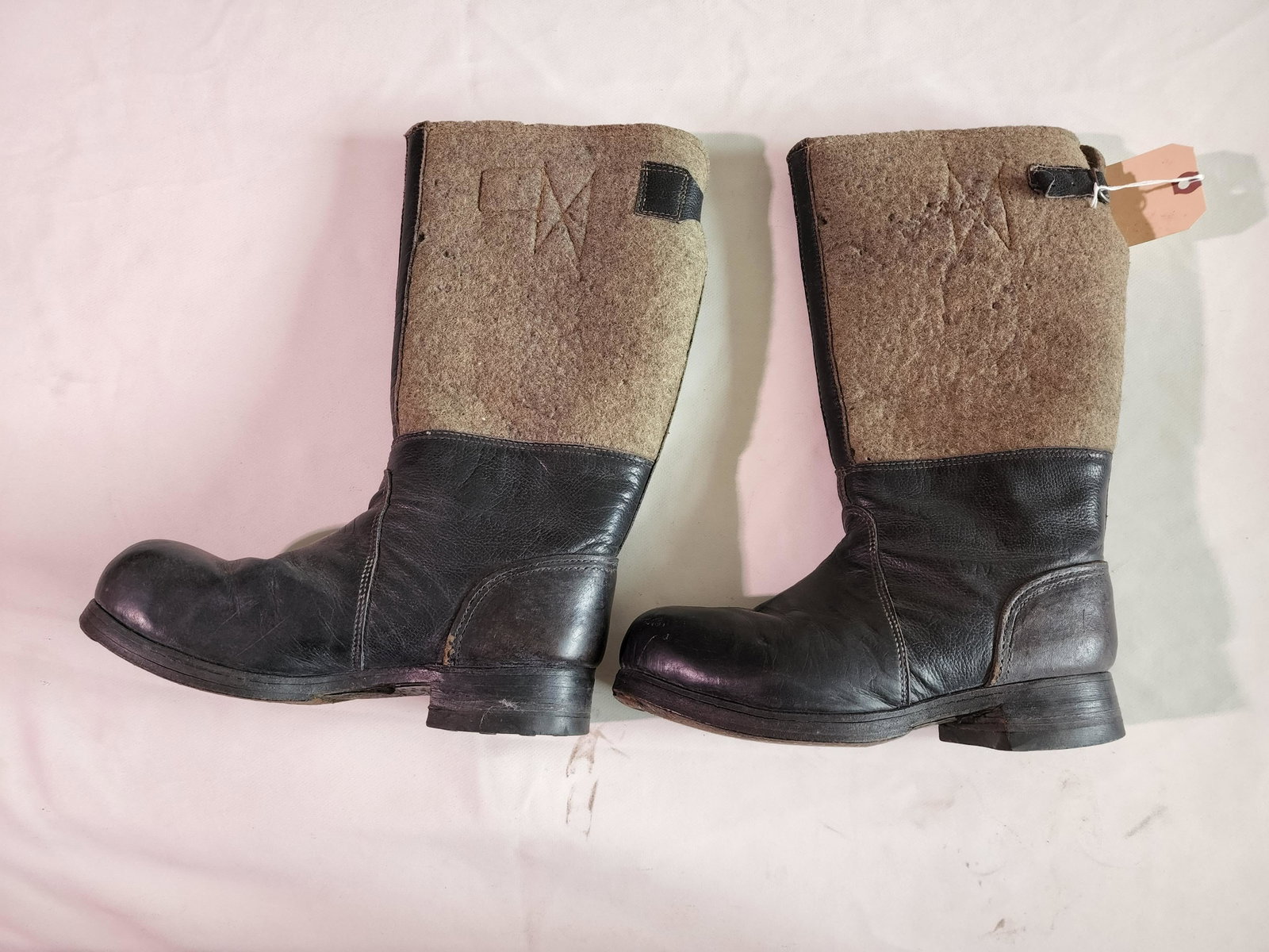 Pair of German WWII Army felt top winter boots: Title: Pair of German WWII Army felt top winter boots Description (FR): Paire de bottes d'hiver avec le haut en feutre de l'armÃ©e allemande.
