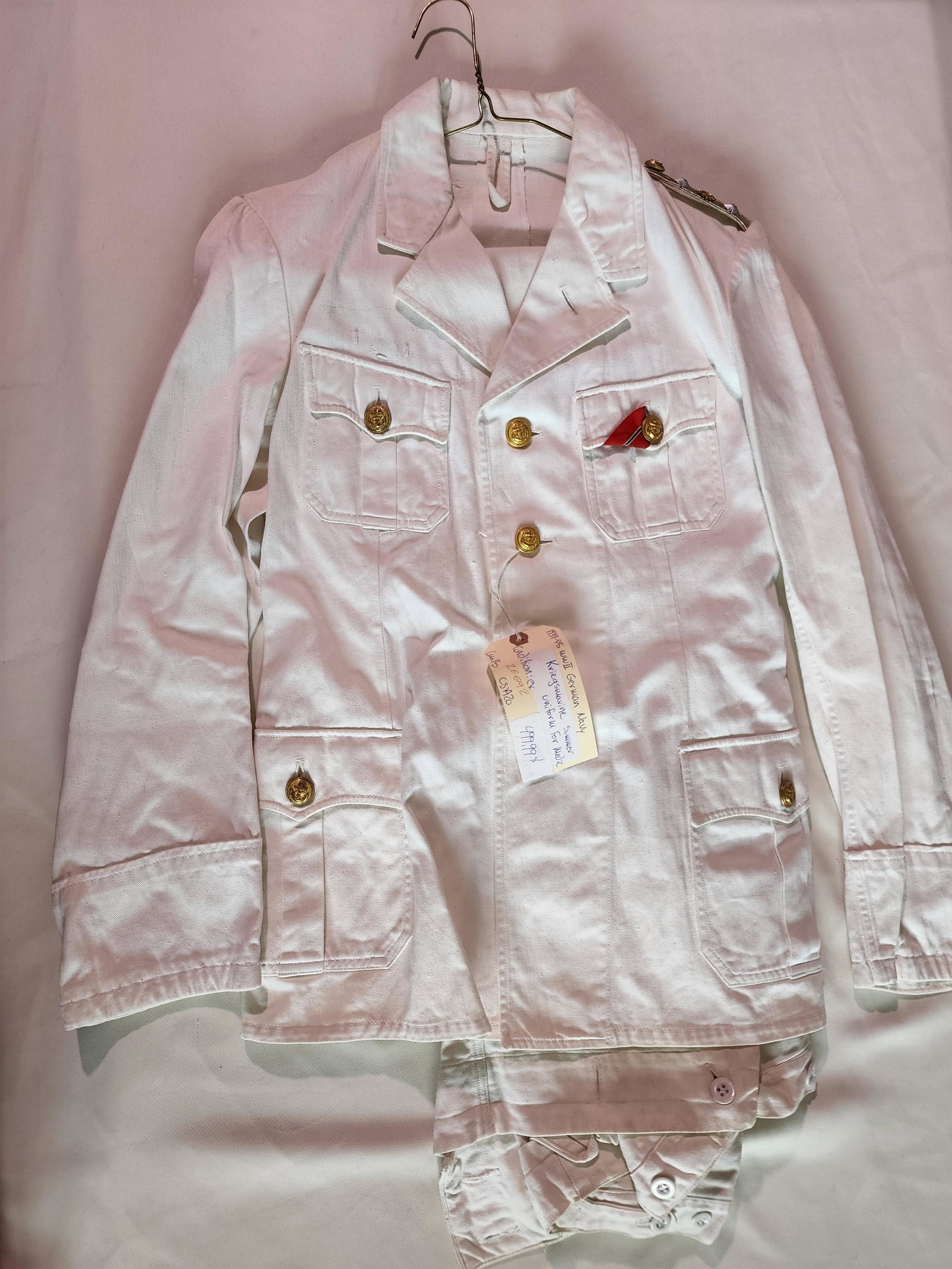 German WWII Kreigsmarine Summer Uniform for Medic: Title: German WWII Kreigsmarine Summer Uniform for Medic Description (FR): Kreigsmarine, Uniforme d'Ã©tÃ© pour medicin.