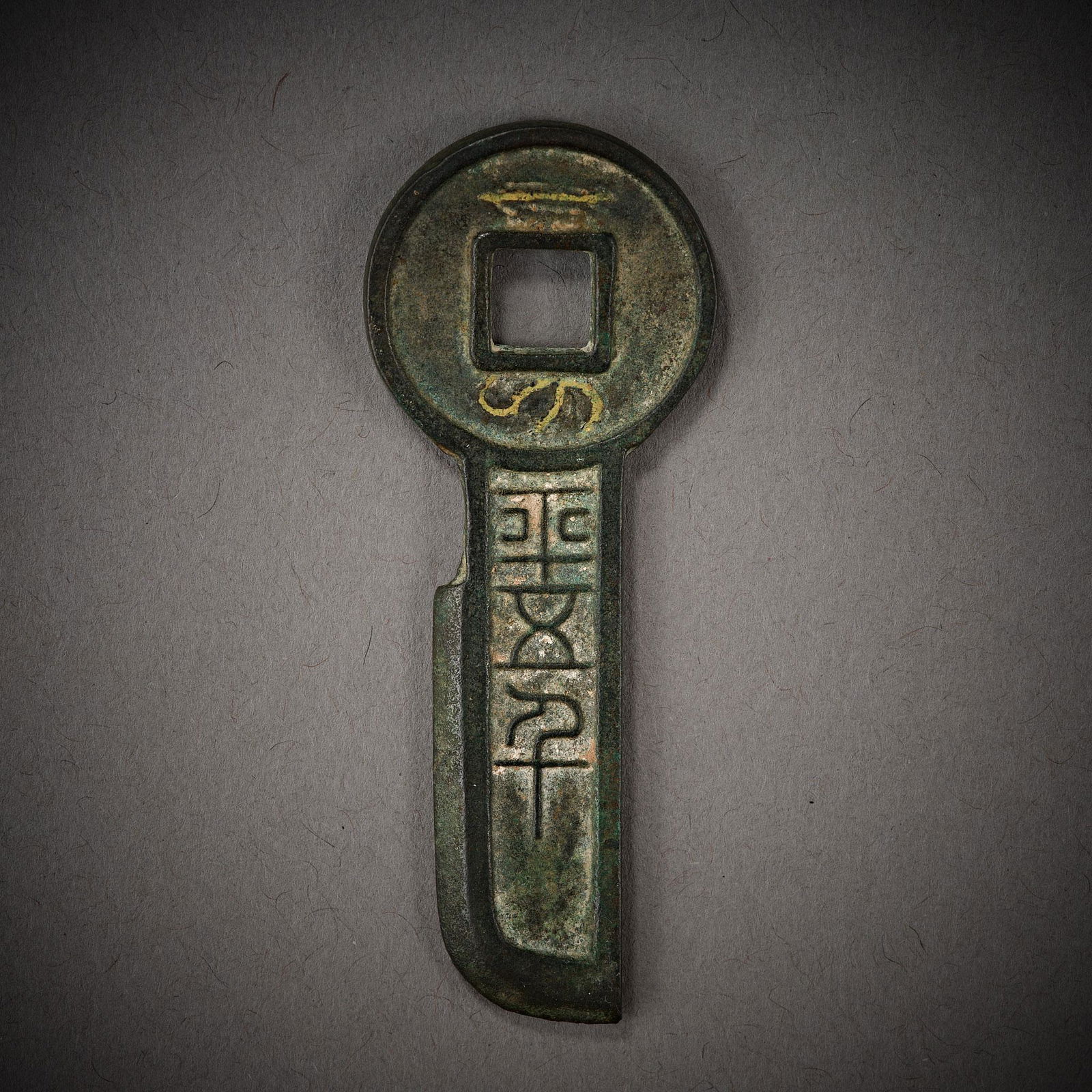 Qing dynasty or earlier China,Gold Wrong Knife Wang Meng One Knife Flating Five Thousand: H. 7.5 cm.W. 3 cm.Weight. 28 gram.