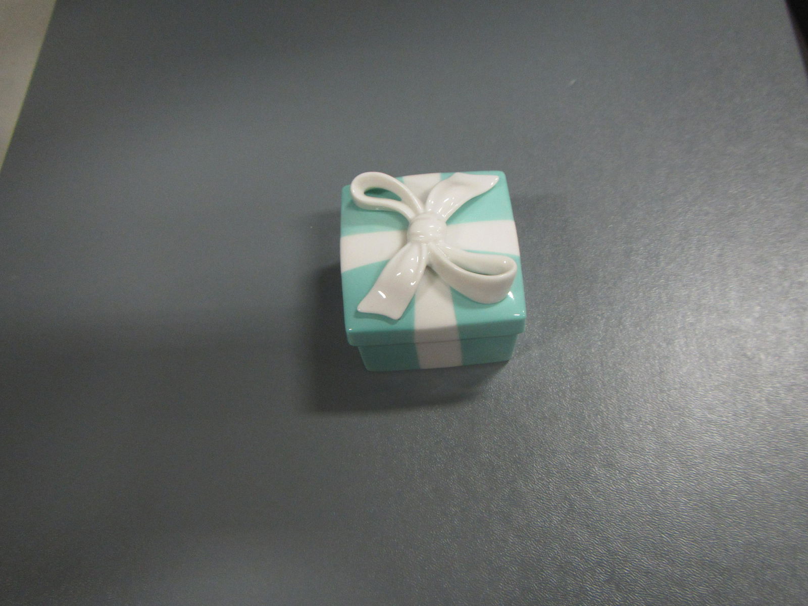 Tiffany Porcelain jewlery box (1 of 3)
