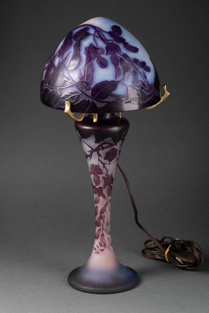 Etablissements GALLE (1904-1936): LAMPE Champignon à décor glycines violine sur fond bleuté Verre multicouche teinté et dégagé à l'acide, monture de laiton Signé Gallé en camée sur l'a