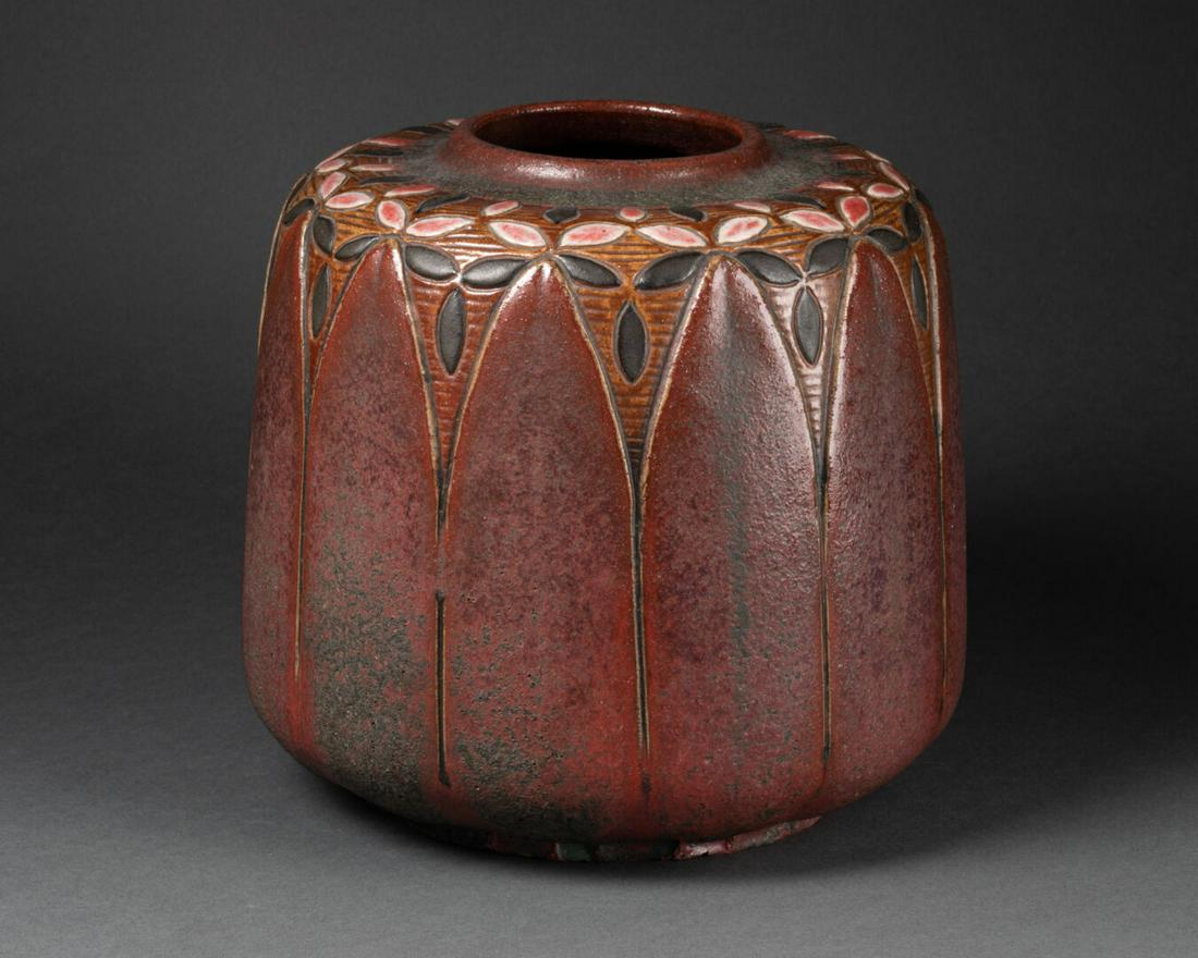 Edmond LACHENAL (1855-1948): VASE à décor floral stylisé Céramique à couverte brune H. 20 cm Signé Lachenal au-dessous