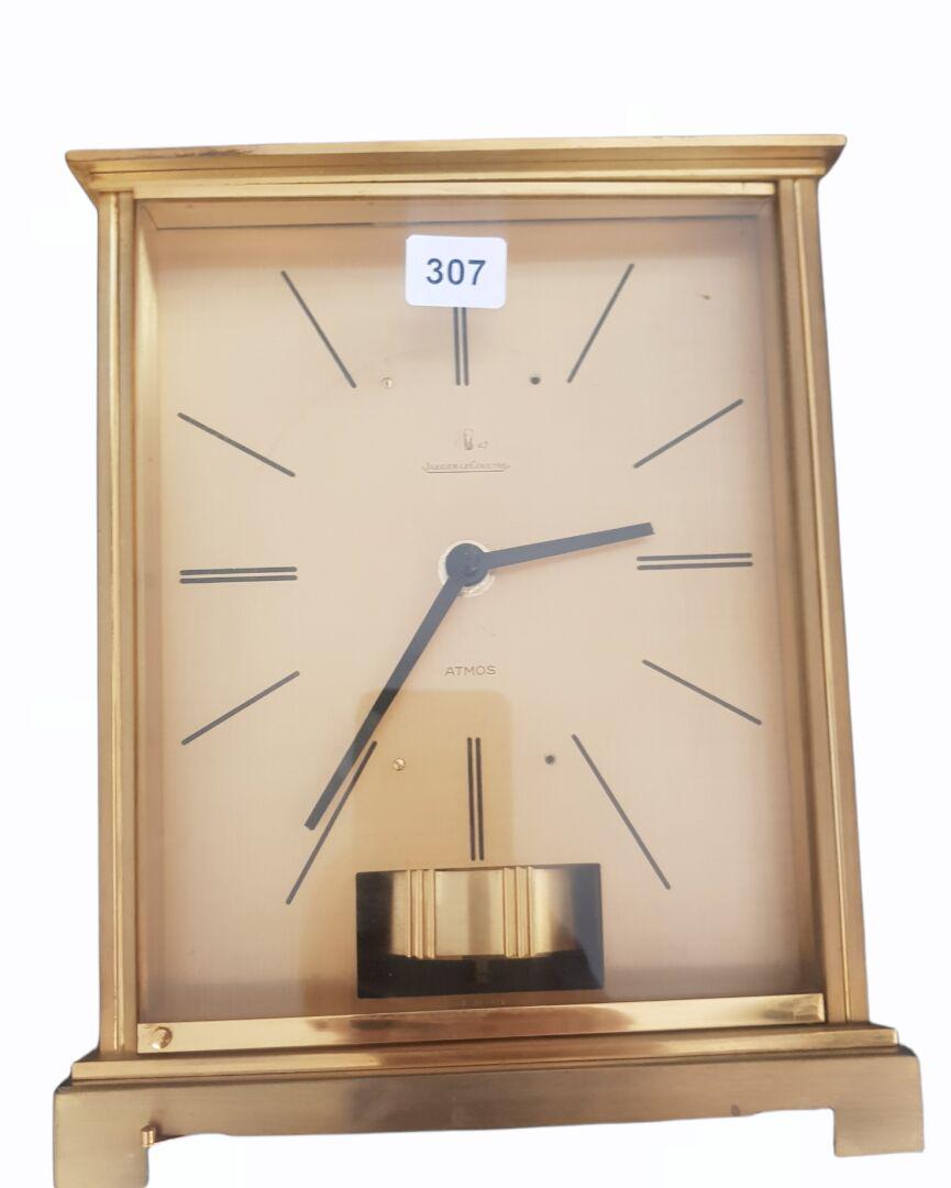 JAEGER-LECOULTRE - Modèle Atmos: PENDULE borne de forme quadrangulaire, les montants cannelés Bronze poli H. 21,5 cm. L. 17 cm. P. 10,5 cm Usures, mouvement manquant remplacé par un mouvement à piles rapporté