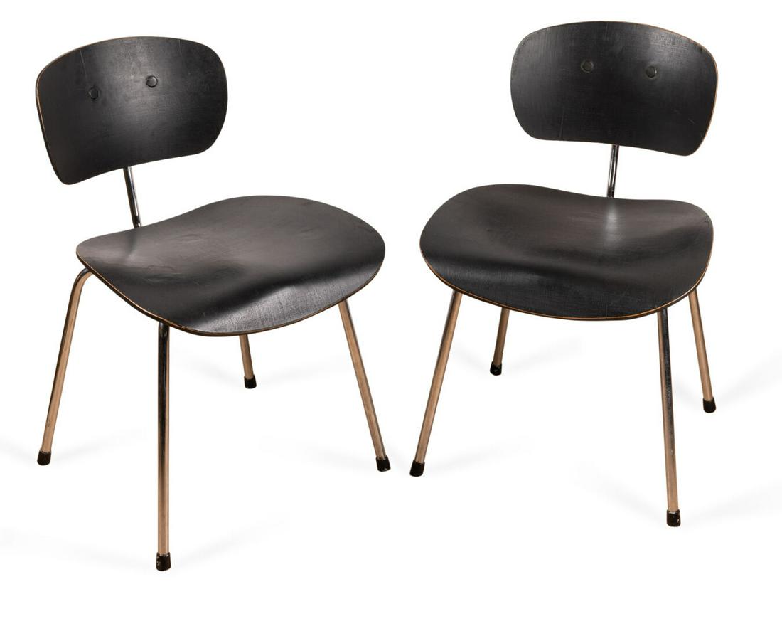 Egon EIERMANN (1904-1970): Paire de CHAISES à structure métallique tubulaire chromée, le pietement formant une arcature croisée en X sous l'assise. Assise et dossier en bois thermoformé laqué noir,